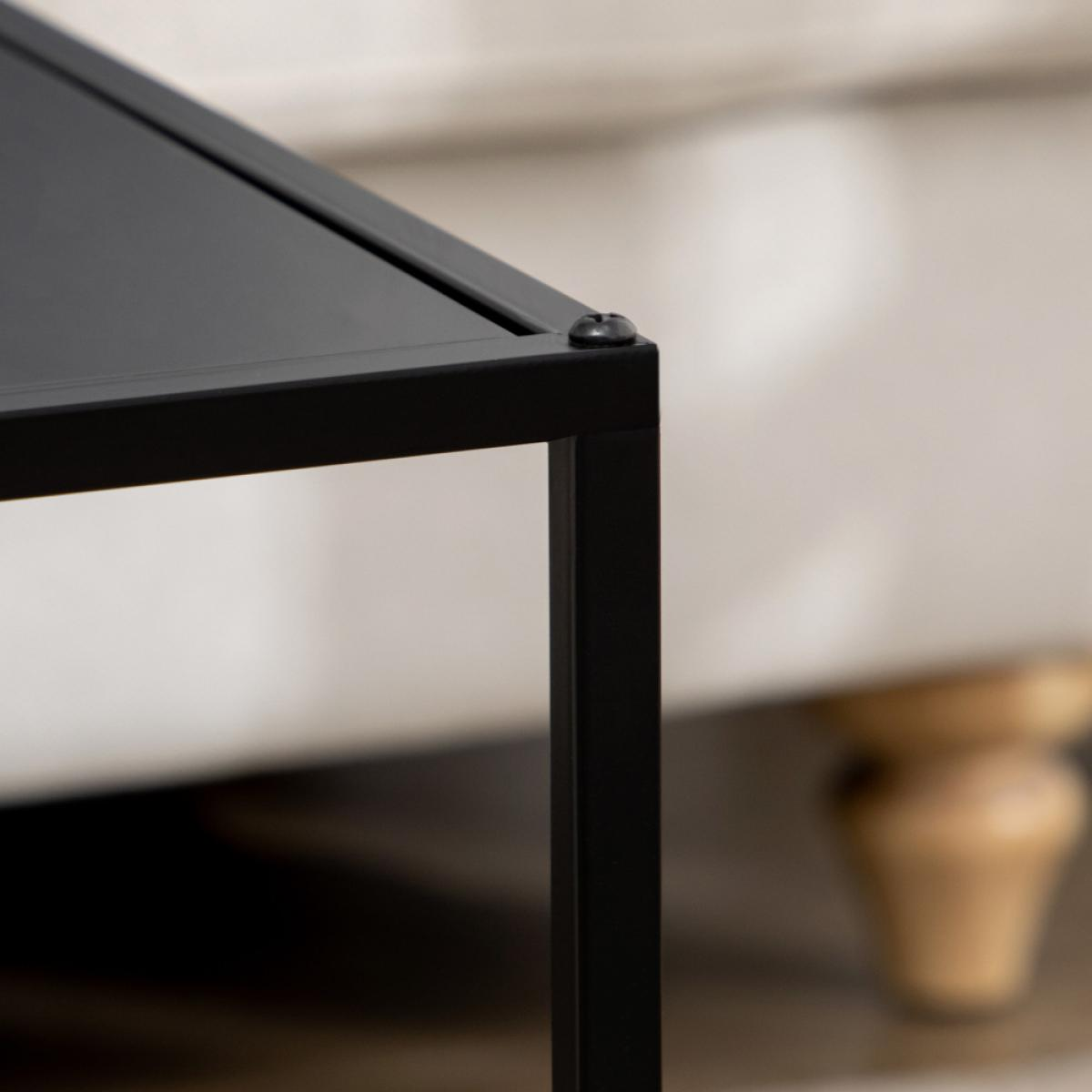 Nahaufnahme einer schwarzen Metallecke. Eine Schraube ist sichtbar. Verschwommener Hintergrund mit weißem Sofa und Holzbein.