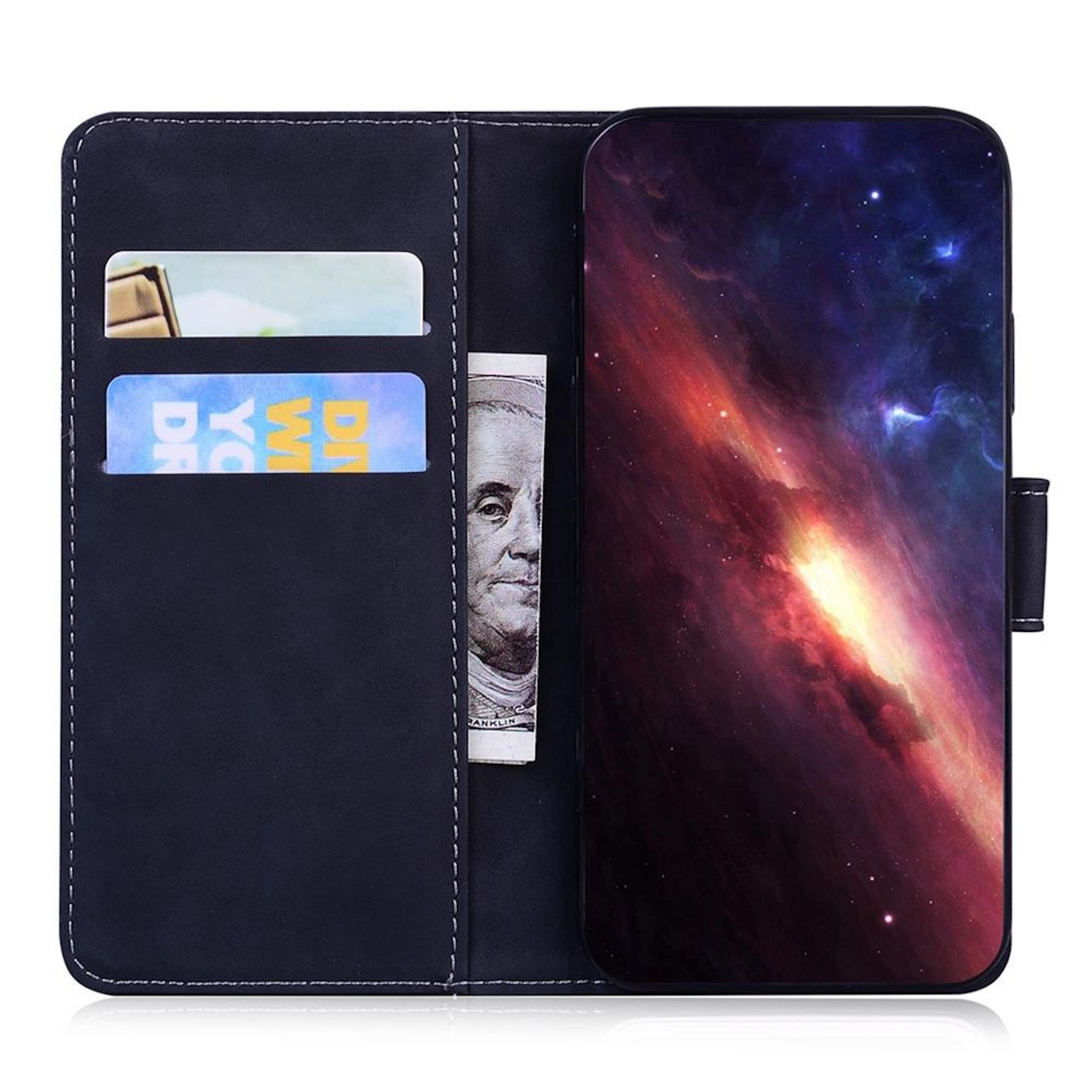 Funda tipo cartera abierta con un teléfono que muestra una imagen de nebulosa. Tiene una ranura para tarjetas y un billete. La cartera es azul marino.