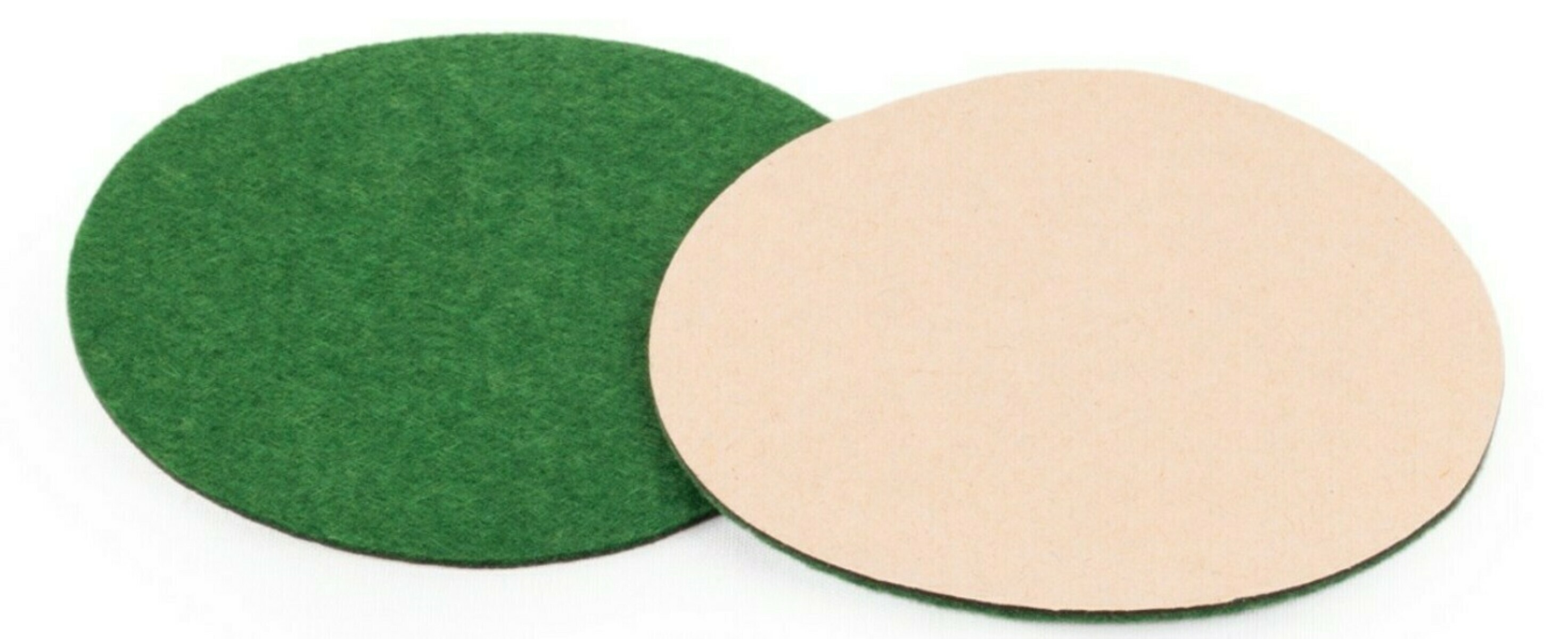 Twee ronde onderzetters: één groen, één beige. De groene onderzetter is links, de beige rechts, licht overlappend.