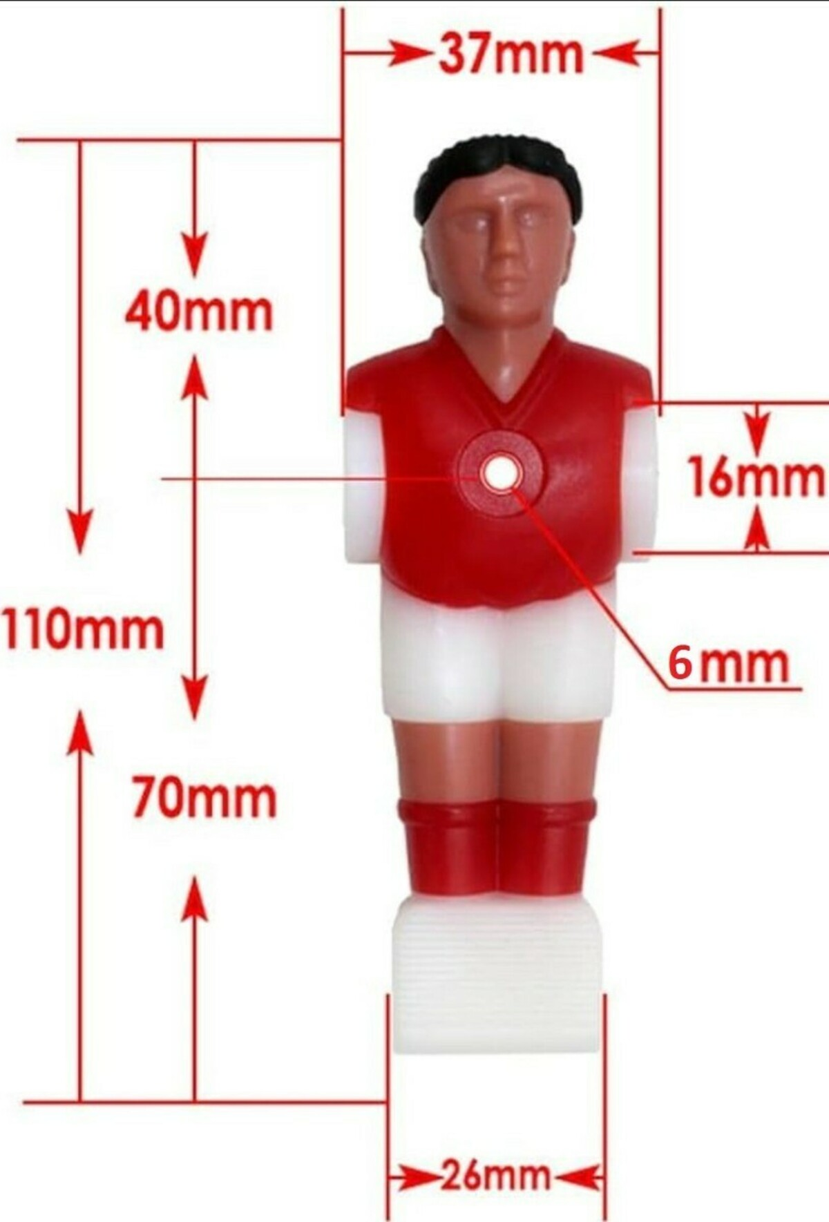 Een tafelvoetbalspeler figuur met afmetingen. Rood shirt, witte shorts en rode benen. Afmetingen zijn in millimeters aangegeven.