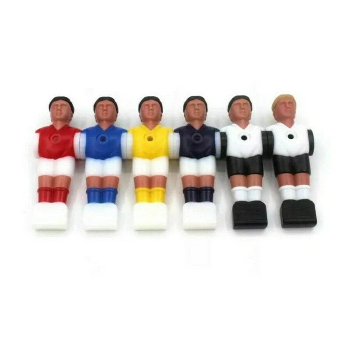 Zes tafelvoetbalspelersfiguren op een rij. Ze hebben verschillende kleuren: rood, blauw, geel, marine, zwart en wit. Alles op een witte achtergrond.