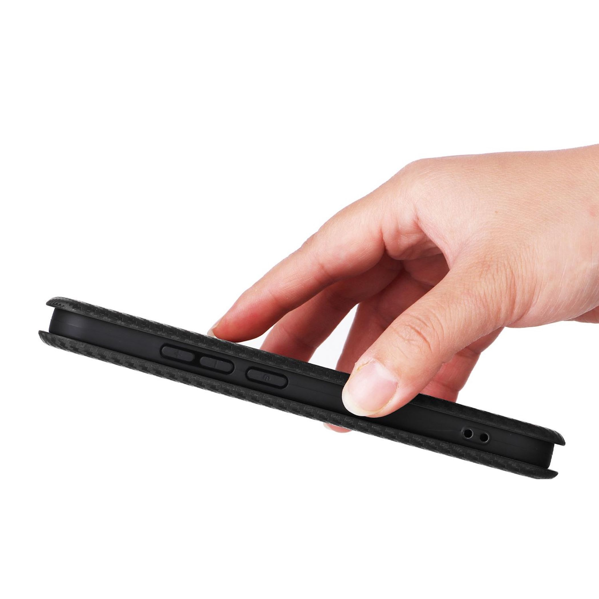 Eine Hand hält eine schwarze Handyhülle vor weißem Hintergrund. Die Hülle hat Knöpfe und ein strukturiertes Design.