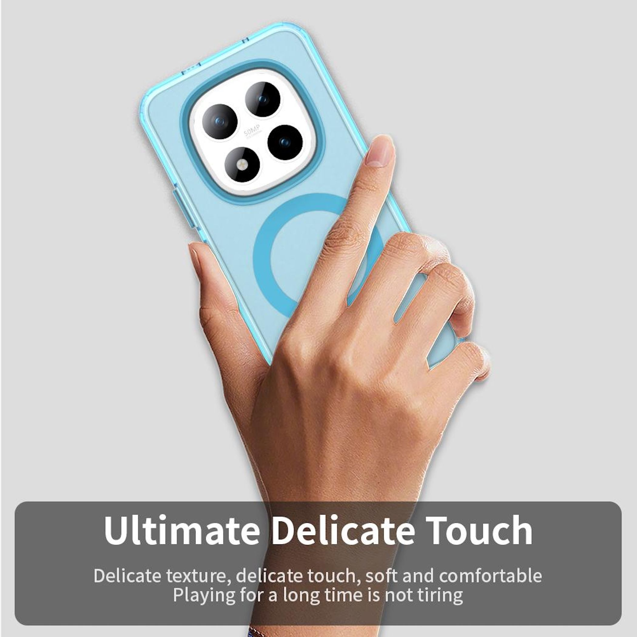 Una mano sostiene una funda de teléfono azul claro. Tiene una cámara con 4 lentes. El texto dice: Ultimate Delicate Touch.