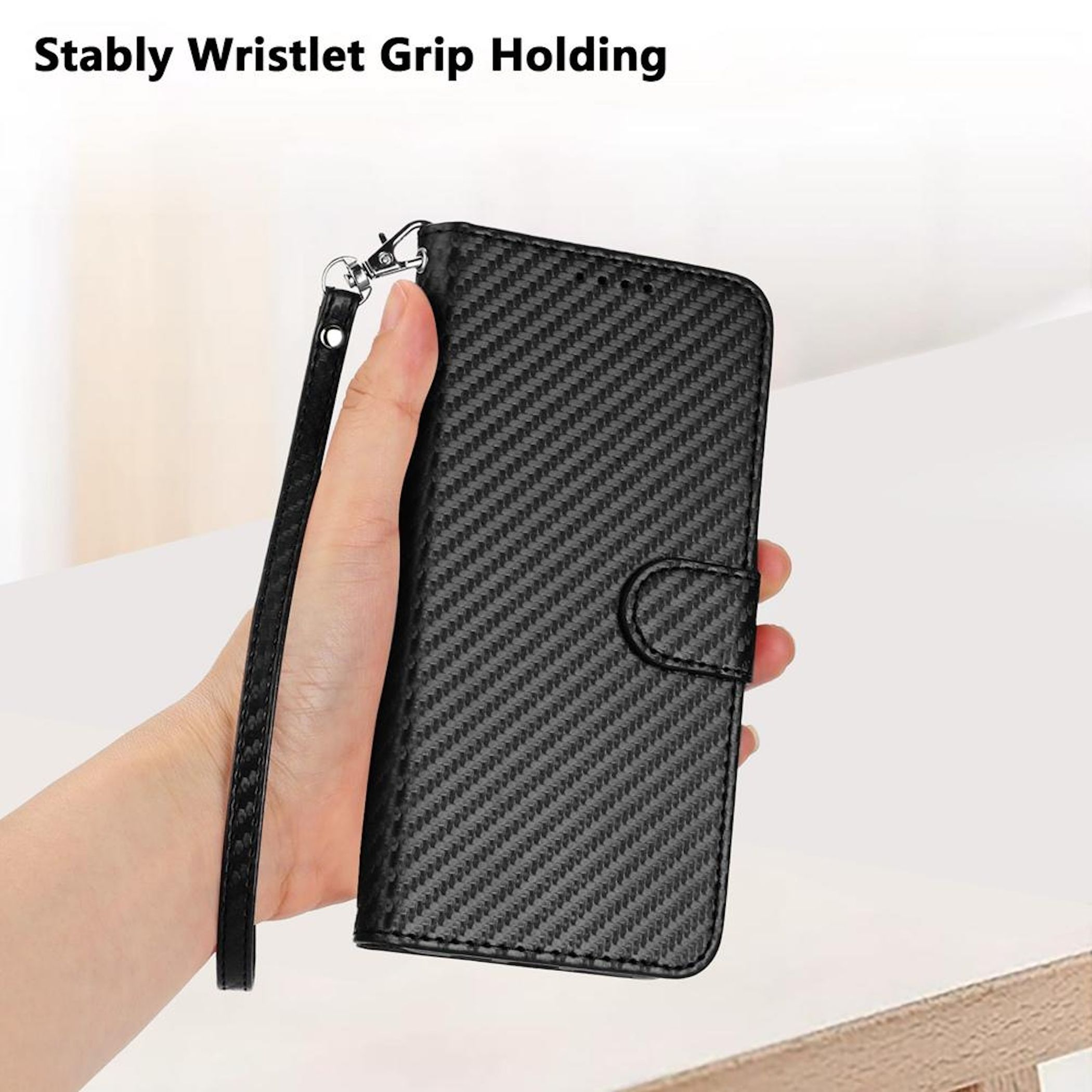Hand hält eine schwarze Handyhülle mit Handschlaufe. Die Hülle hat eine strukturierte Oberfläche.