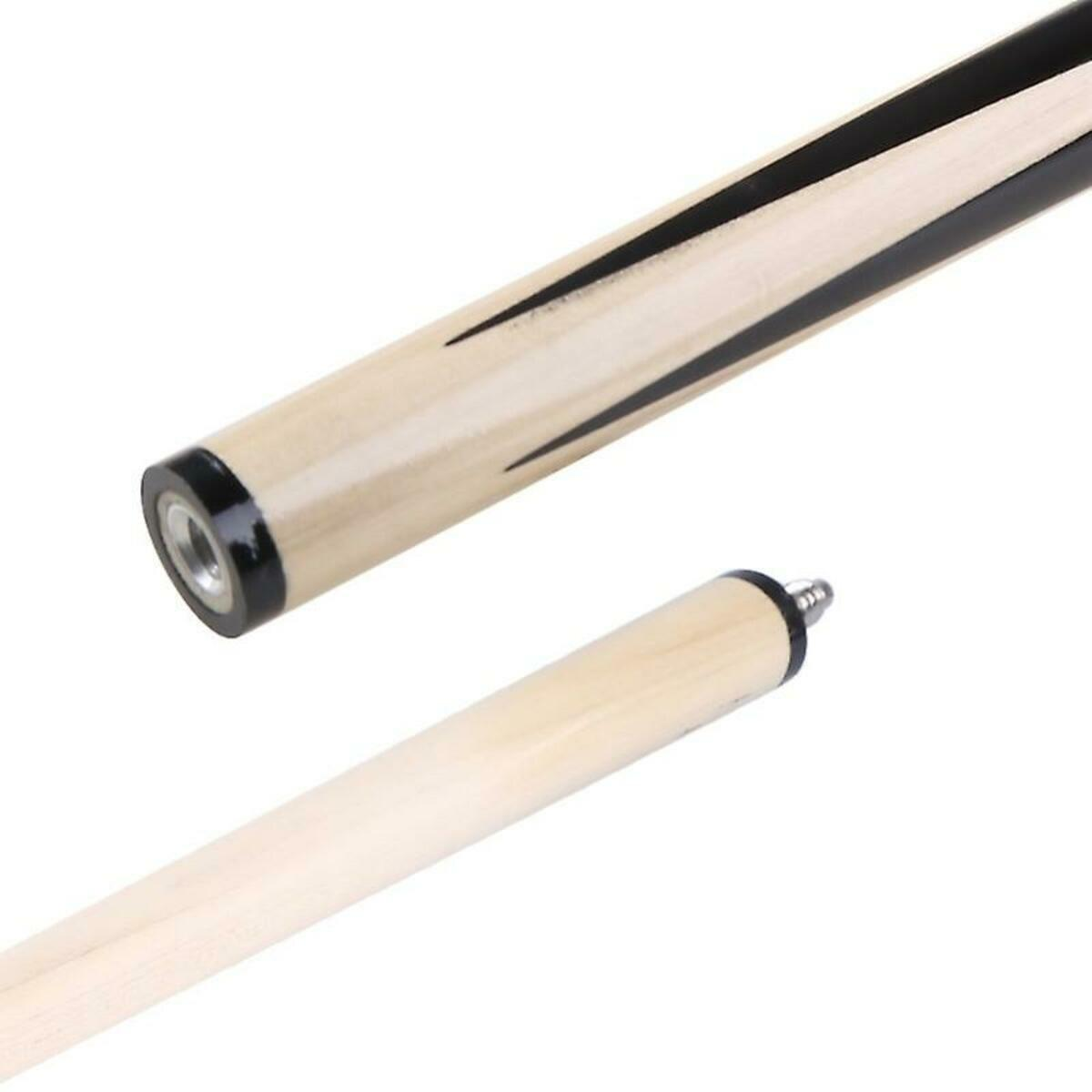 Twee delen van een gedemonteerde keu. Eén uiteinde toont een zwarte ferrule, de andere is de punt. De keu heeft zwarte strepen.