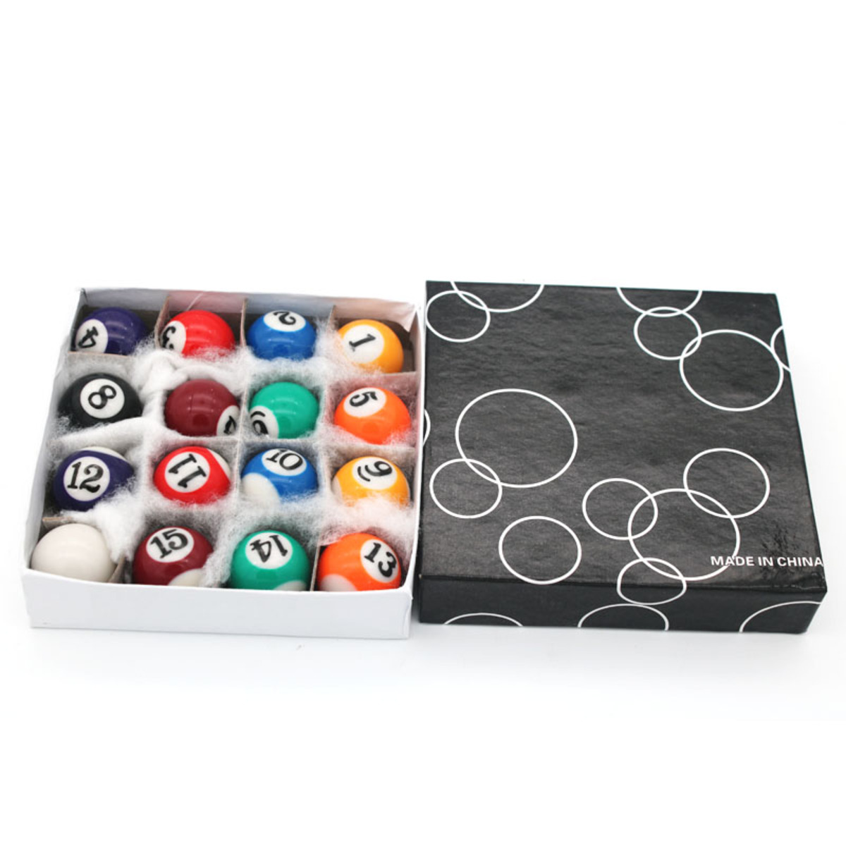 Een doos met genummerde biljartballen. De doos is open naast een zwarte doos met witte cirkelpatronen. Made in China is zichtbaar.