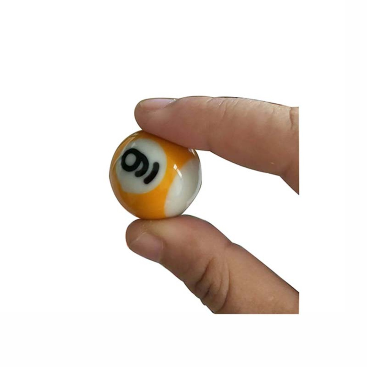 Een hand houdt een miniatuurpoolbal vast. Hij is wit en oranje met nummer 9.