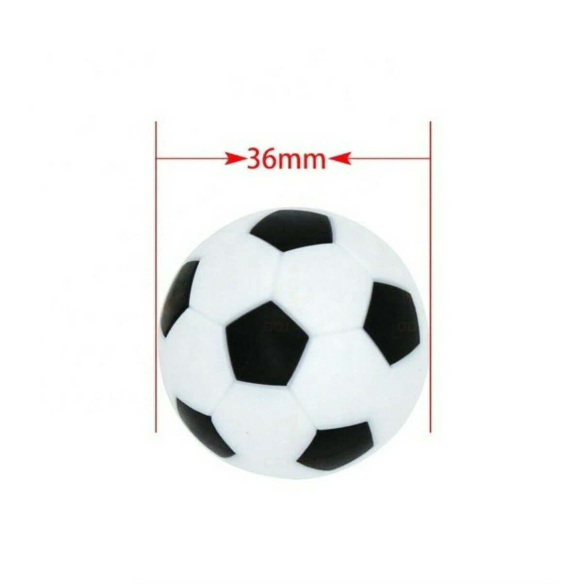 Een voetbal met zwart-witte panelen en een meetlijn van 36 mm. De achtergrond is effen wit.