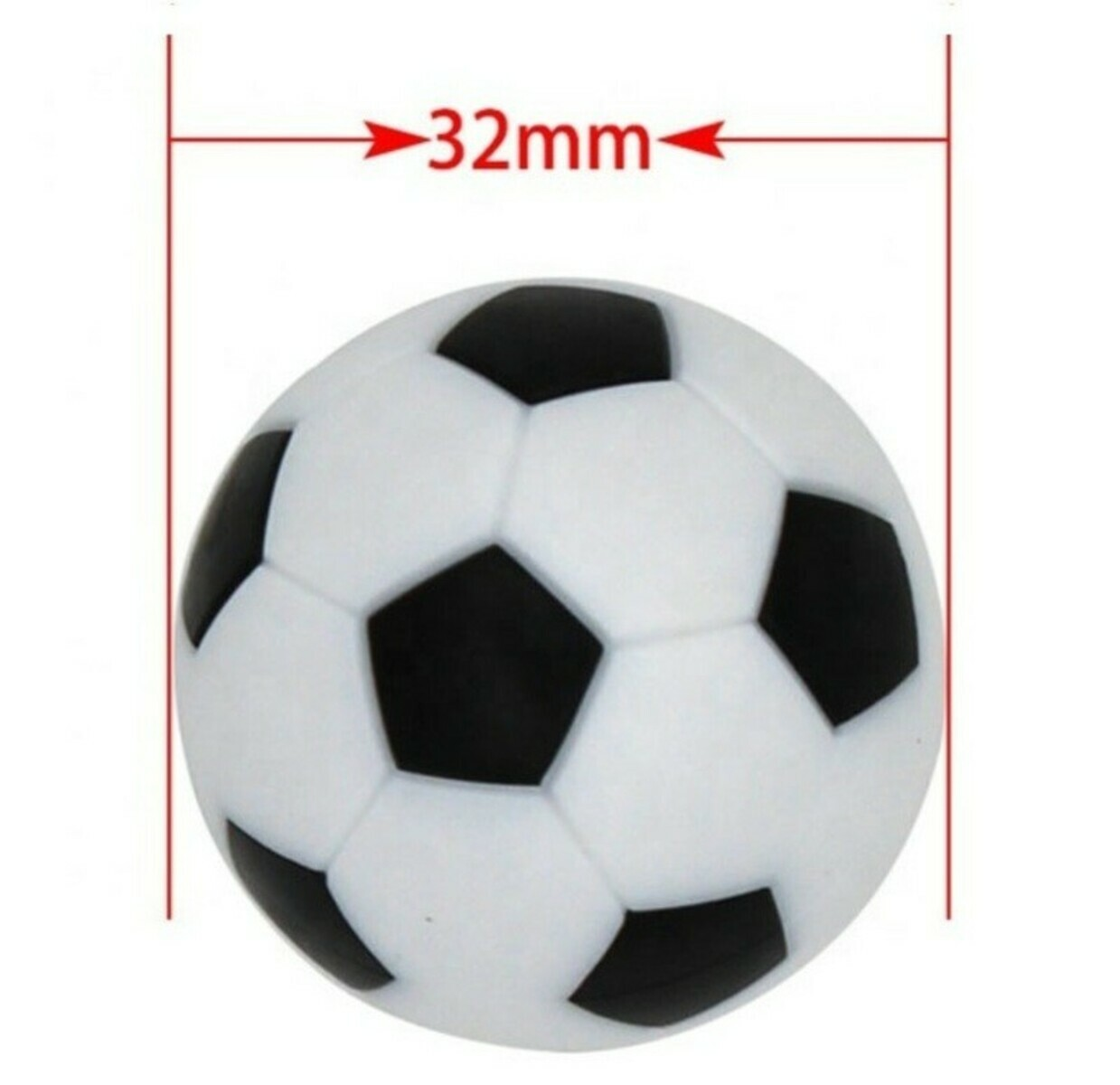 Een voetbal met zwart-witte panelen en een rode lijn die 32 mm aangeeft. De bal staat scherp.