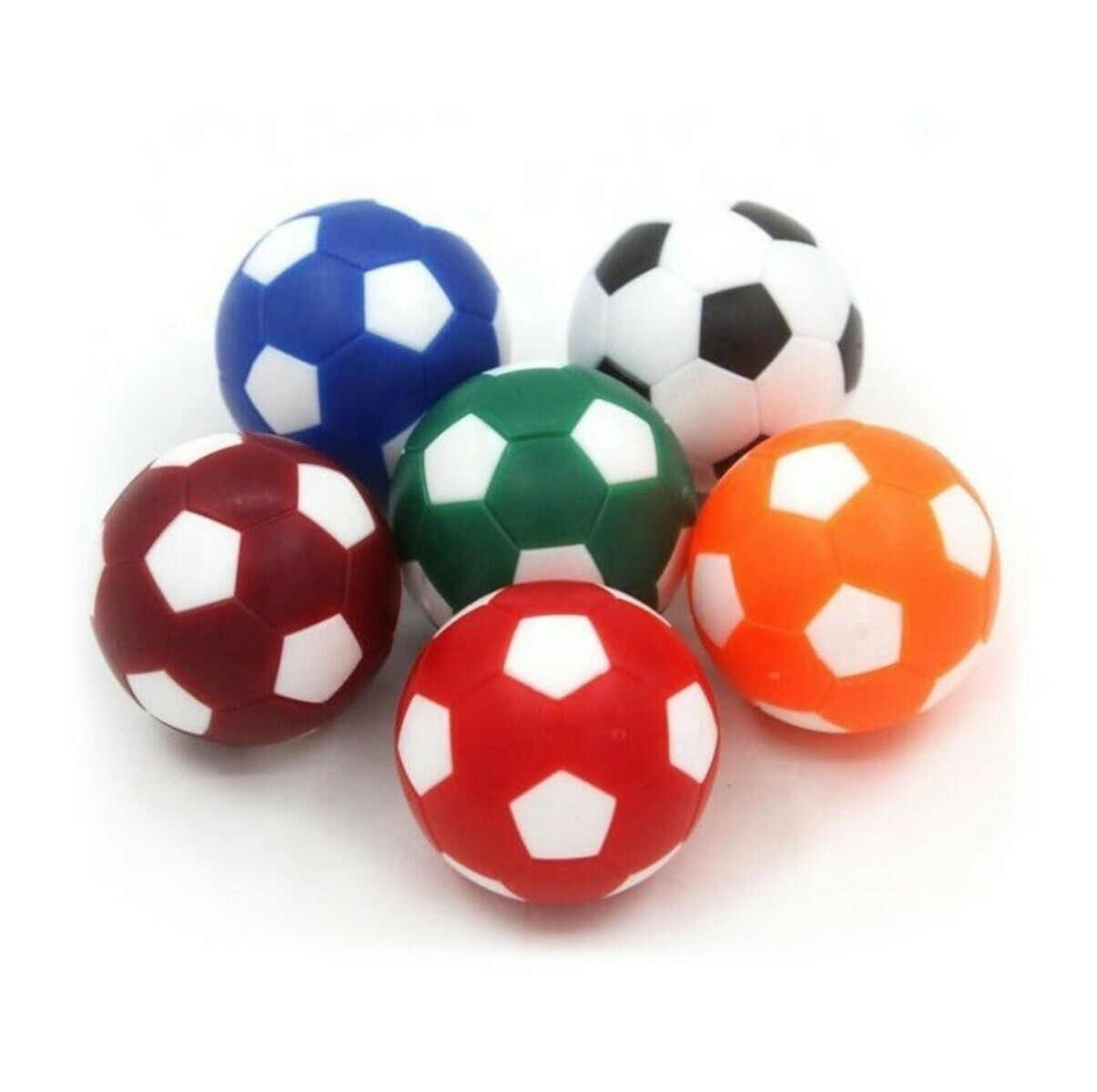 Zes kleurrijke voetballen op een witte achtergrond. De ballen zijn blauw, wit/zwart, groen, oranje, rood en bordeaux.