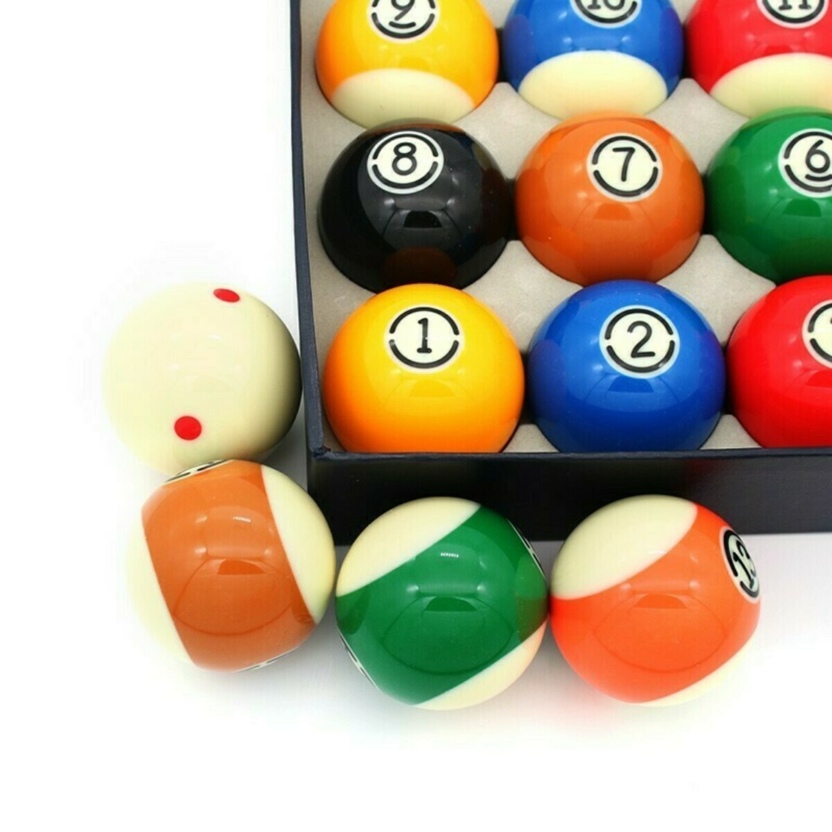 Een set biljartballen. Ballen met nummers 1-15 in een doos. Sommige ballen zijn gestreept, andere effen van kleur.
