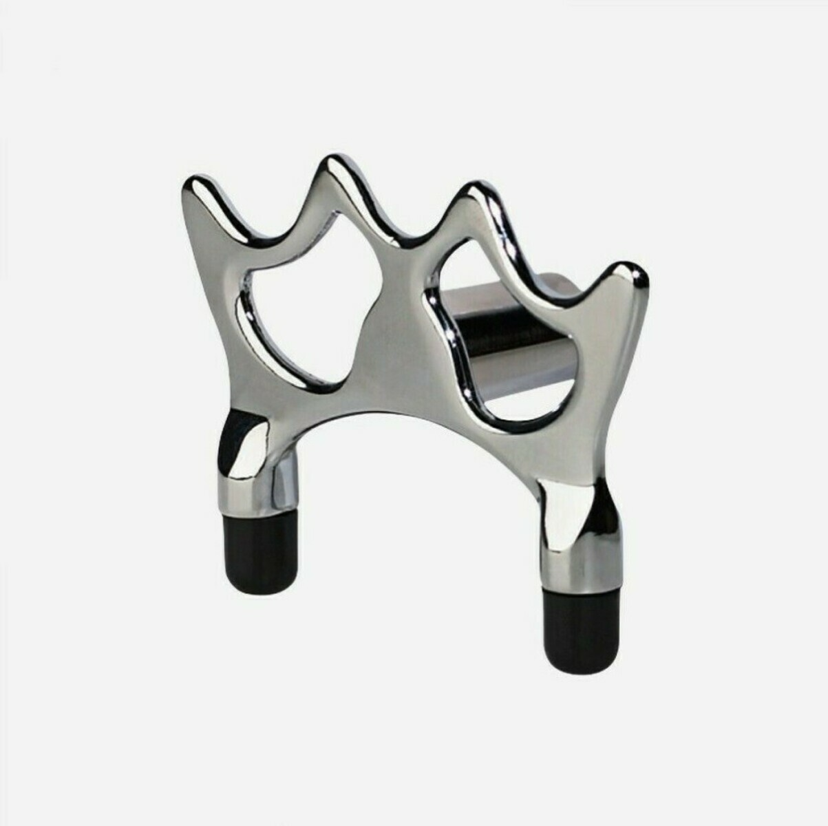 Een chromen biljartkeubrug. Het heeft drie bogen en twee zwarte rubberen voetjes. De achtergrond is effen wit.