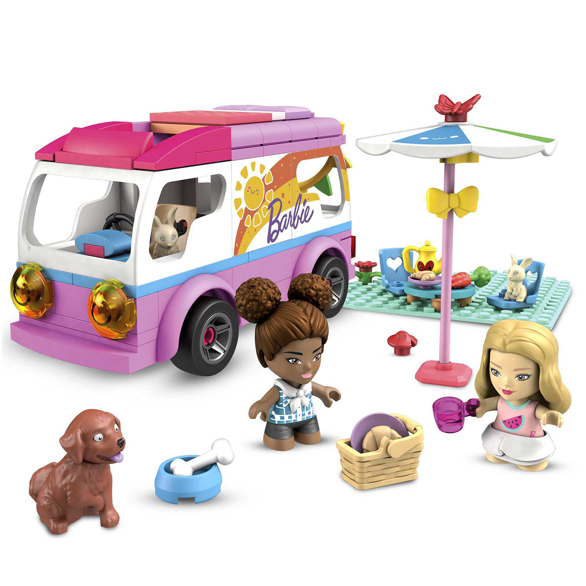 Ein Barbie-Spielset mit einem Van, zwei Puppen, einem Hund, einer Picknick-Szene und anderem Zubehör. Der Van ist rosa und weiß.