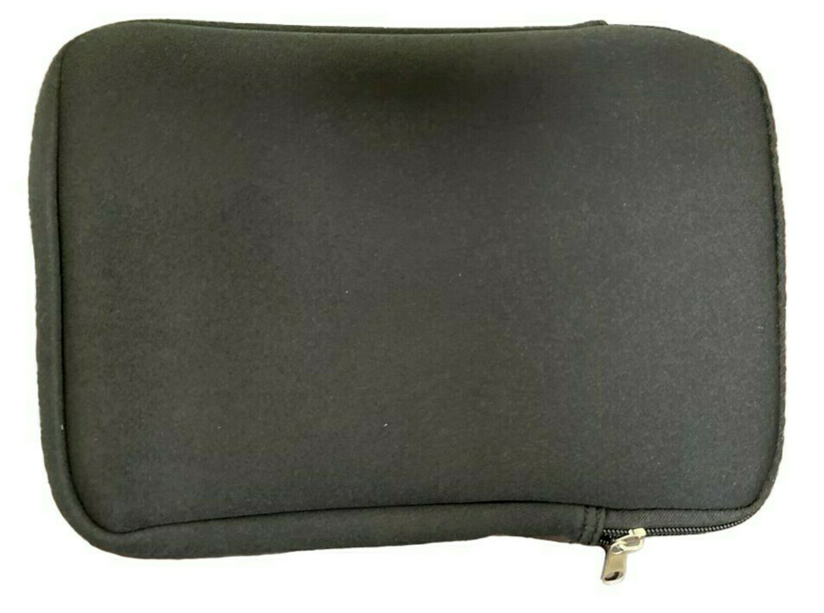 Een zwarte, rechthoekige, gewatteerde laptoptas met een zilveren rits rechtsonder.