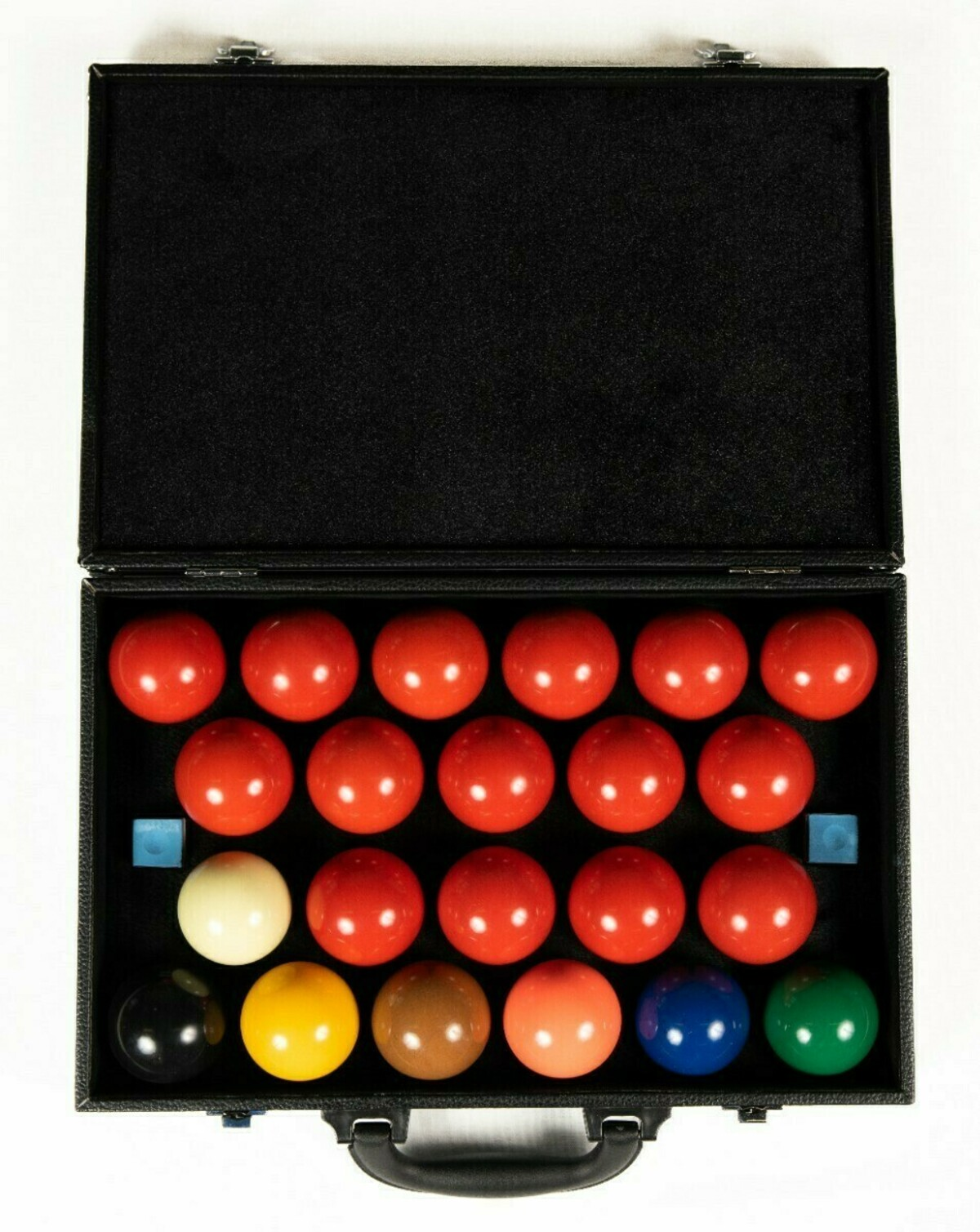 Een zwarte koffer met rode, witte, gele, bruine, oranje, blauwe, groene en zwarte snookerballen. Er zijn ook twee blauwe krijtjes aanwezig.