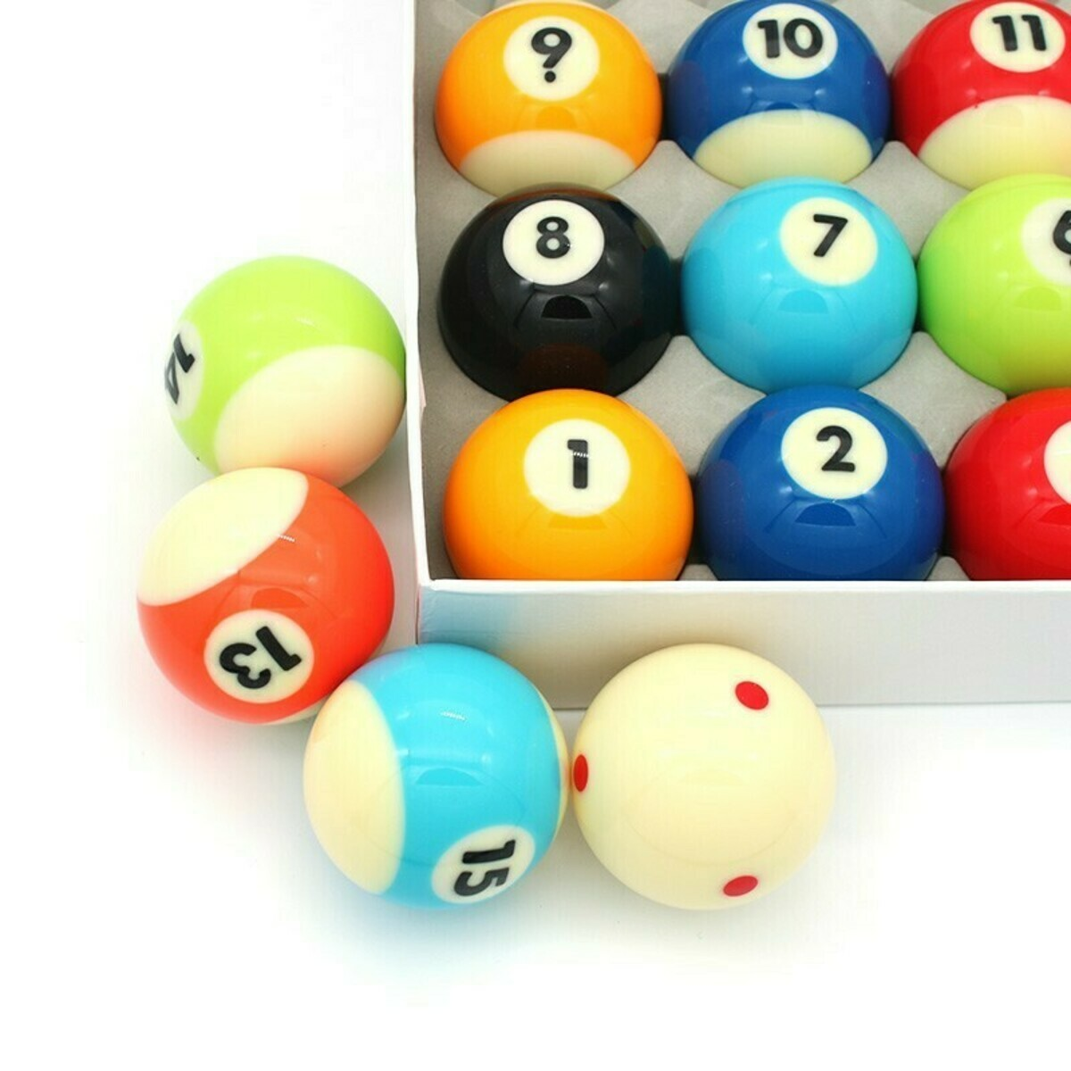 Close-up van biljartballen met nummers, sommige in een doos. Ballen zijn in verschillende kleuren zoals oranje, blauw, groen en rood.