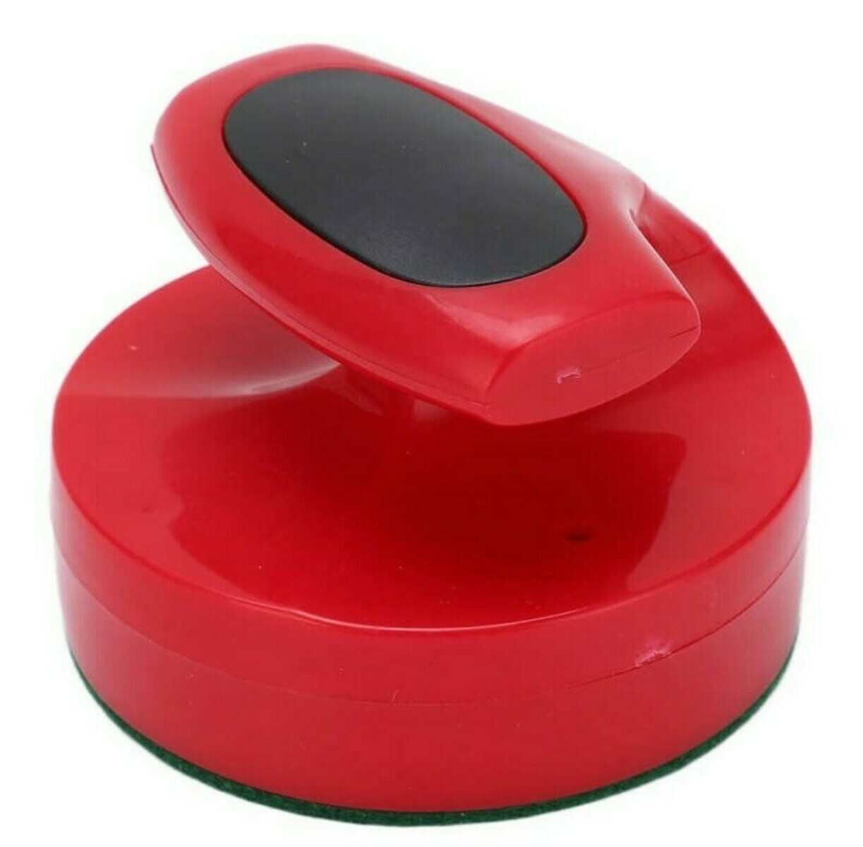 Een rood-zwarte stempel. De stempel heeft een cirkelvormige basis en een handvat met een zwart stempelkussen. De basis heeft een groene viltbodem.