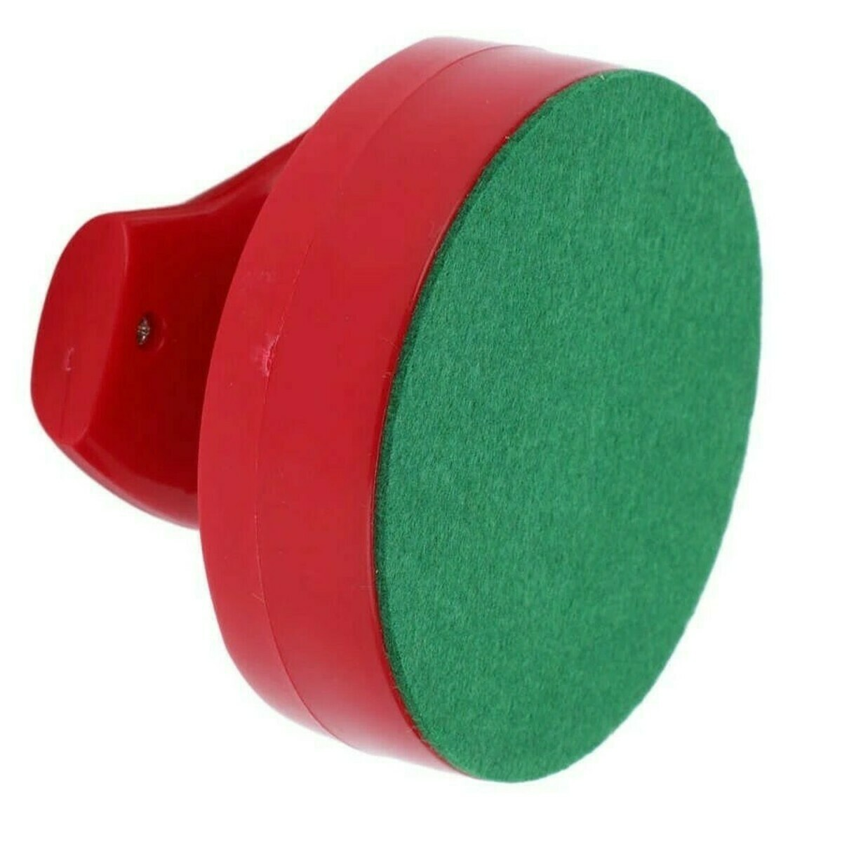 Een rood, cirkelvormig object met een groene viltbasis. Het heeft een handvat. De achtergrond is wit.