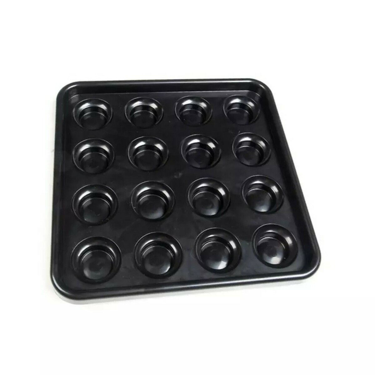 Een zwarte muffintin met 16 cirkelvormige vormen. De tin staat op een wit oppervlak. Elke vorm is een kleine beker.