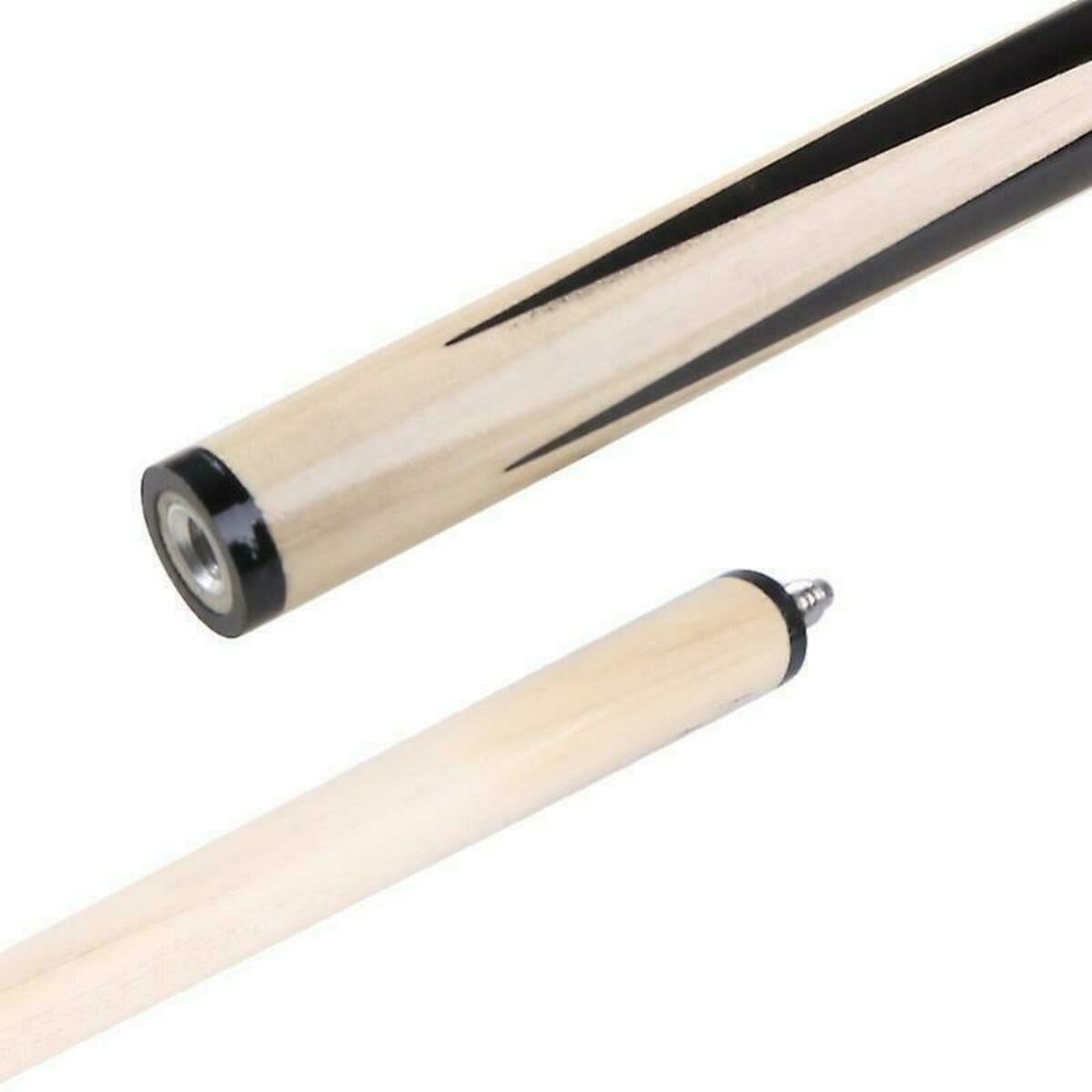 Een poolkeu met licht hout en zwarte accenten. De punt is apart. De keu staat schuin en toont details van het zwart-witte ontwerp.