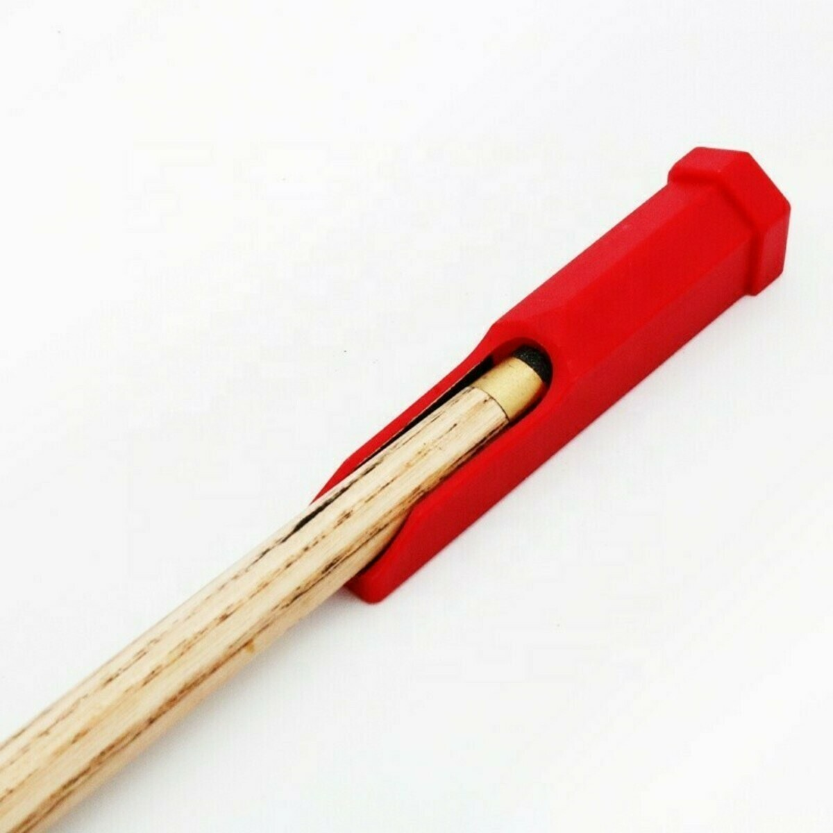 Een keu in een rode houder. De keu is lichtbruin. De houder is rood op een witte achtergrond.