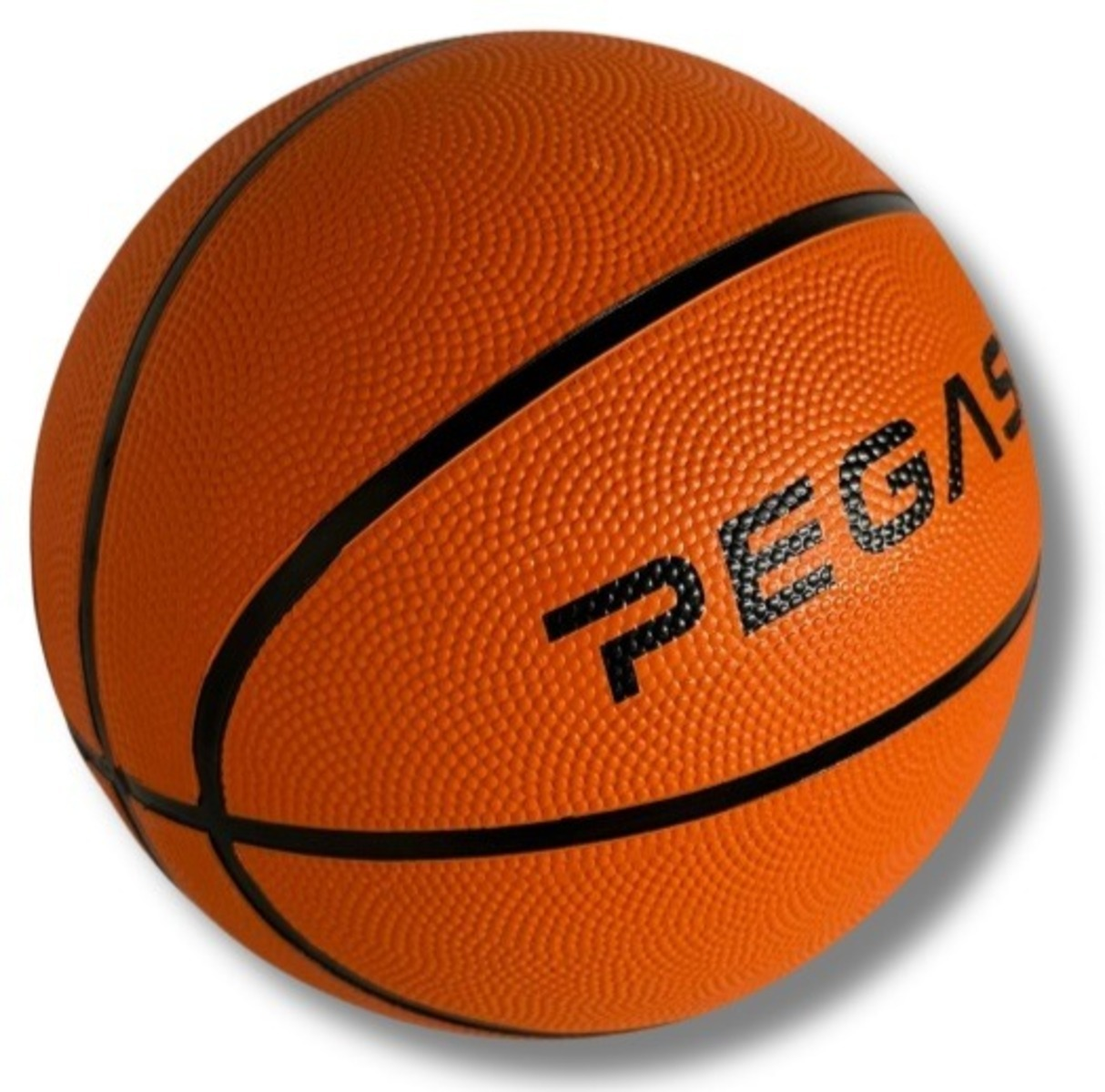 Een oranje basketbal met zwarte lijnen en het woord "PEGAS" erop. De bal staat op een witte achtergrond, met een schaduw.