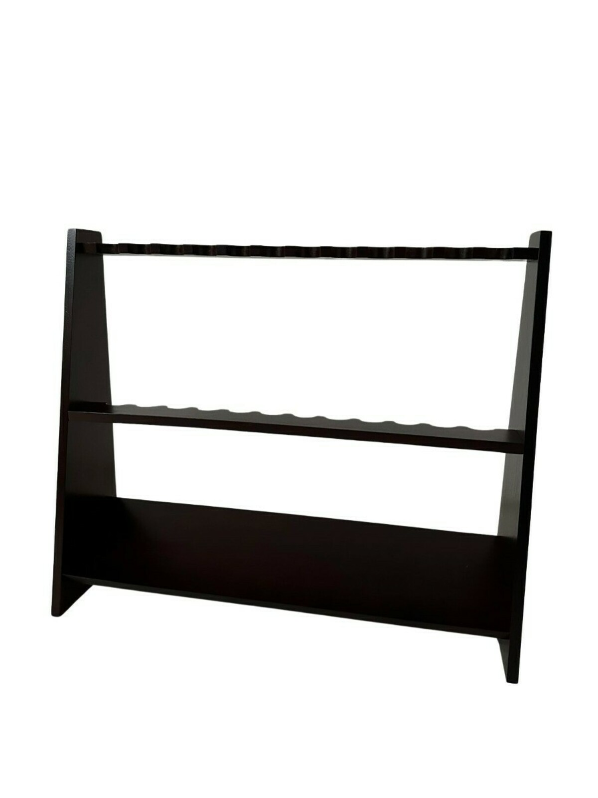Een donkerbruin houten geweerrek met drie planken. Het rek is leeg en staat tegen een witte achtergrond.