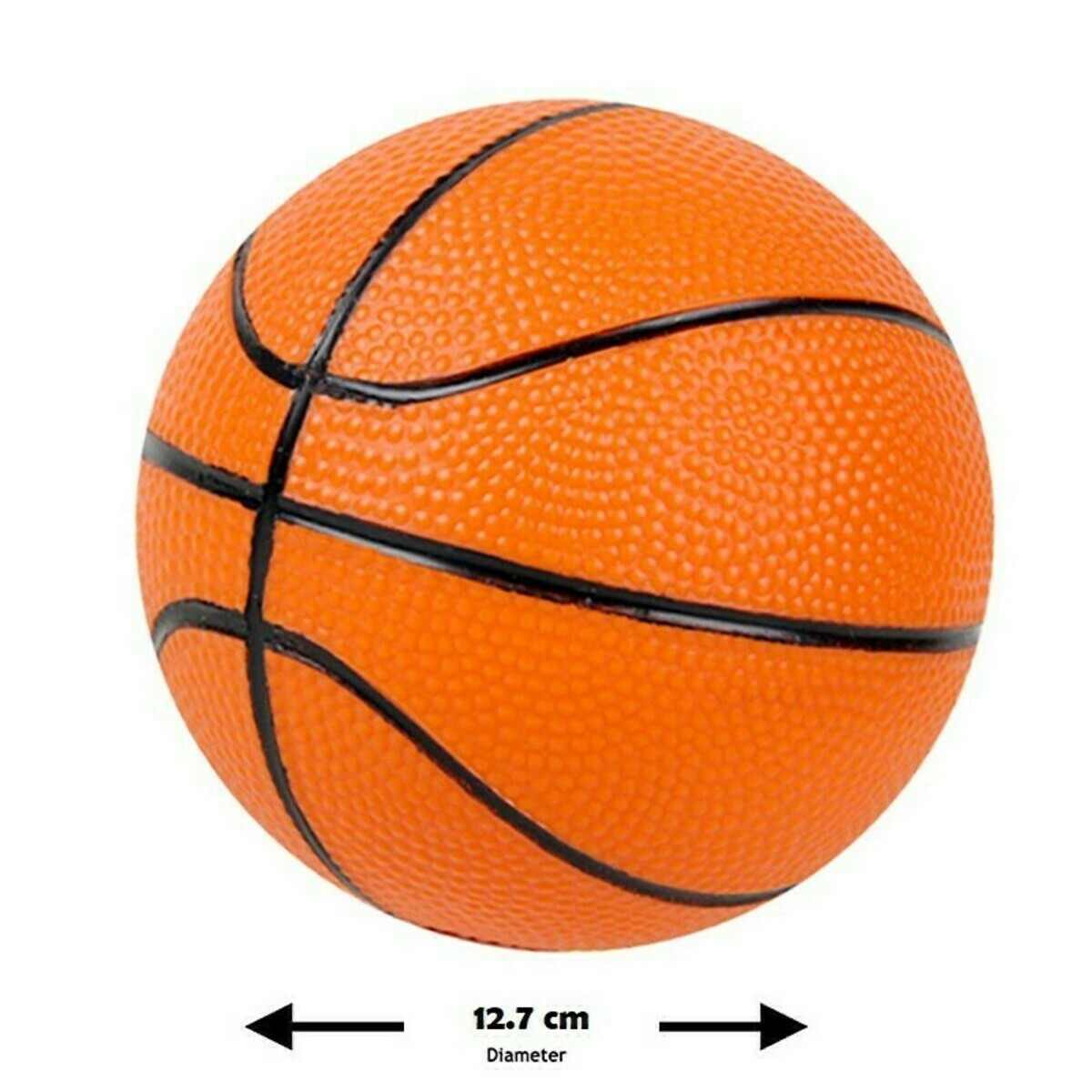 Een oranje basketbal met zwarte lijnen. De diameter is 12,7 cm. De achtergrond is wit.