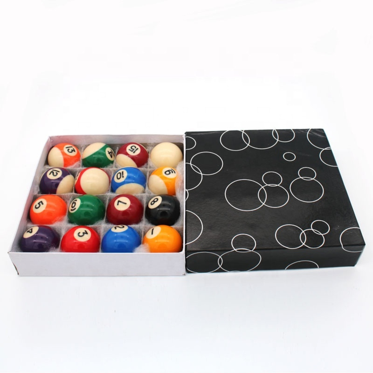 Een doos met biljartballen, open, met genummerde ballen. Ernaast een zwarte doos met witte cirkels.