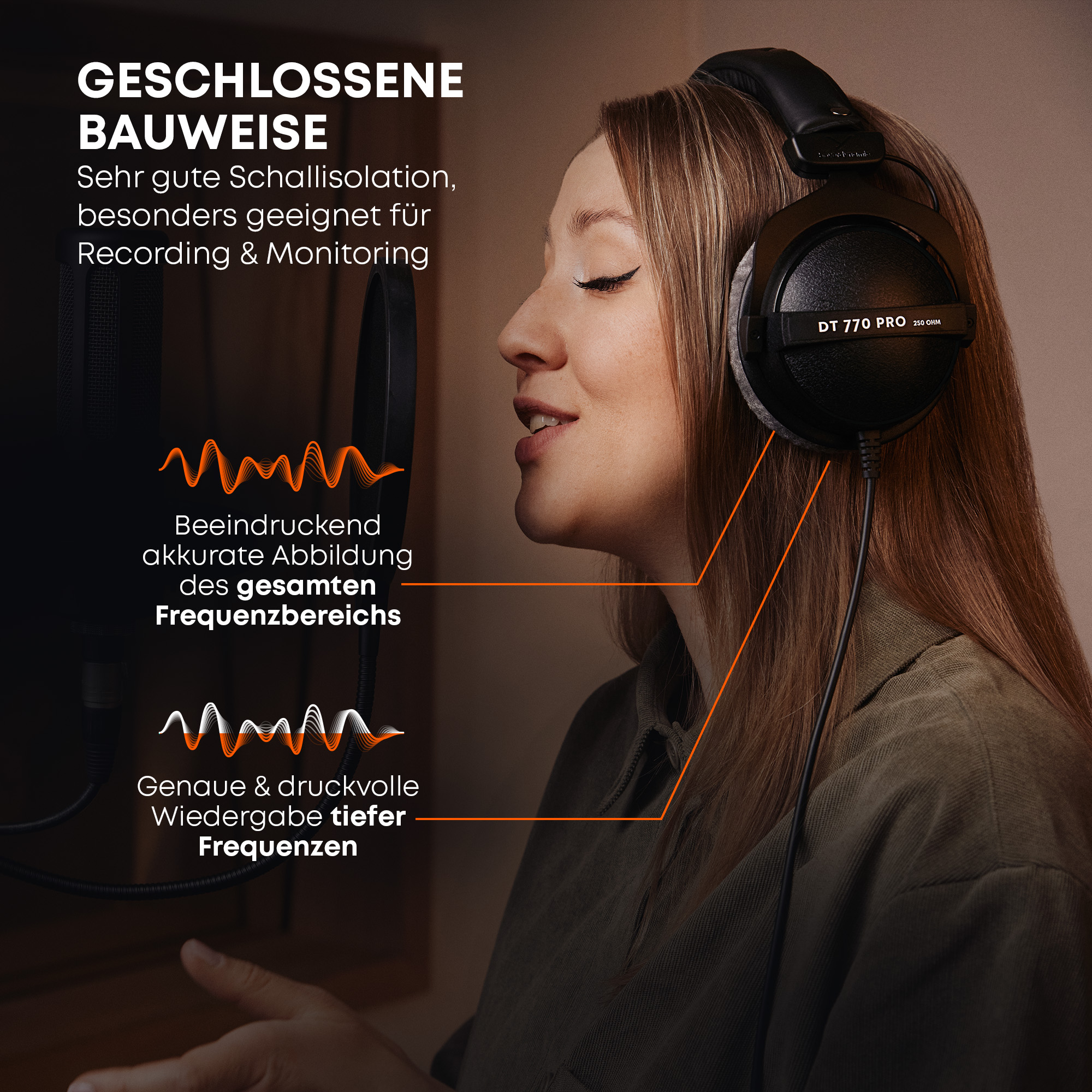 Kobieta w słuchawkach śpiewa do mikrofonu. Tekst opisuje zamkniętą konstrukcję i dokładny zakres częstotliwości.