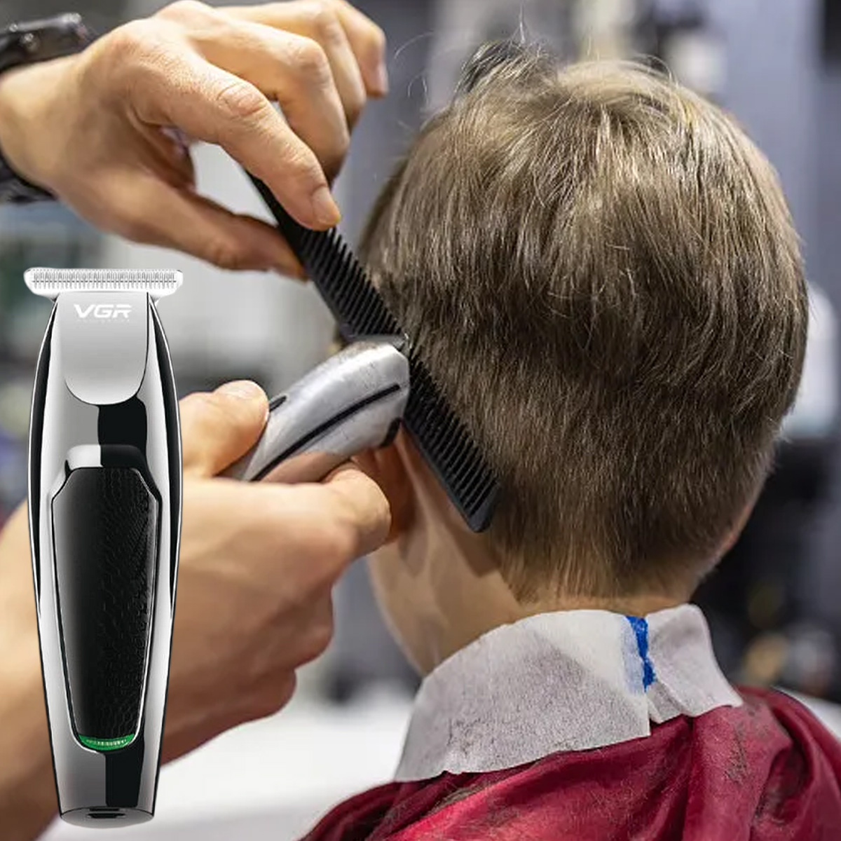 Ein Friseur schneidet einer Person die Haare. Links ist ein silberner VGR-Haarschneider. Die Person trägt einen weißen Nackenstreifen und einen roten Umhang.