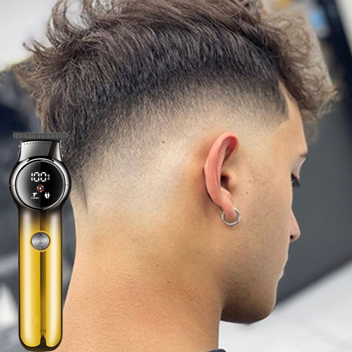 Ein Mann mit frischem Haarschnitt und Ohrring. Ein gold-schwarzer Haarschneider ist neben seinem Kopf.