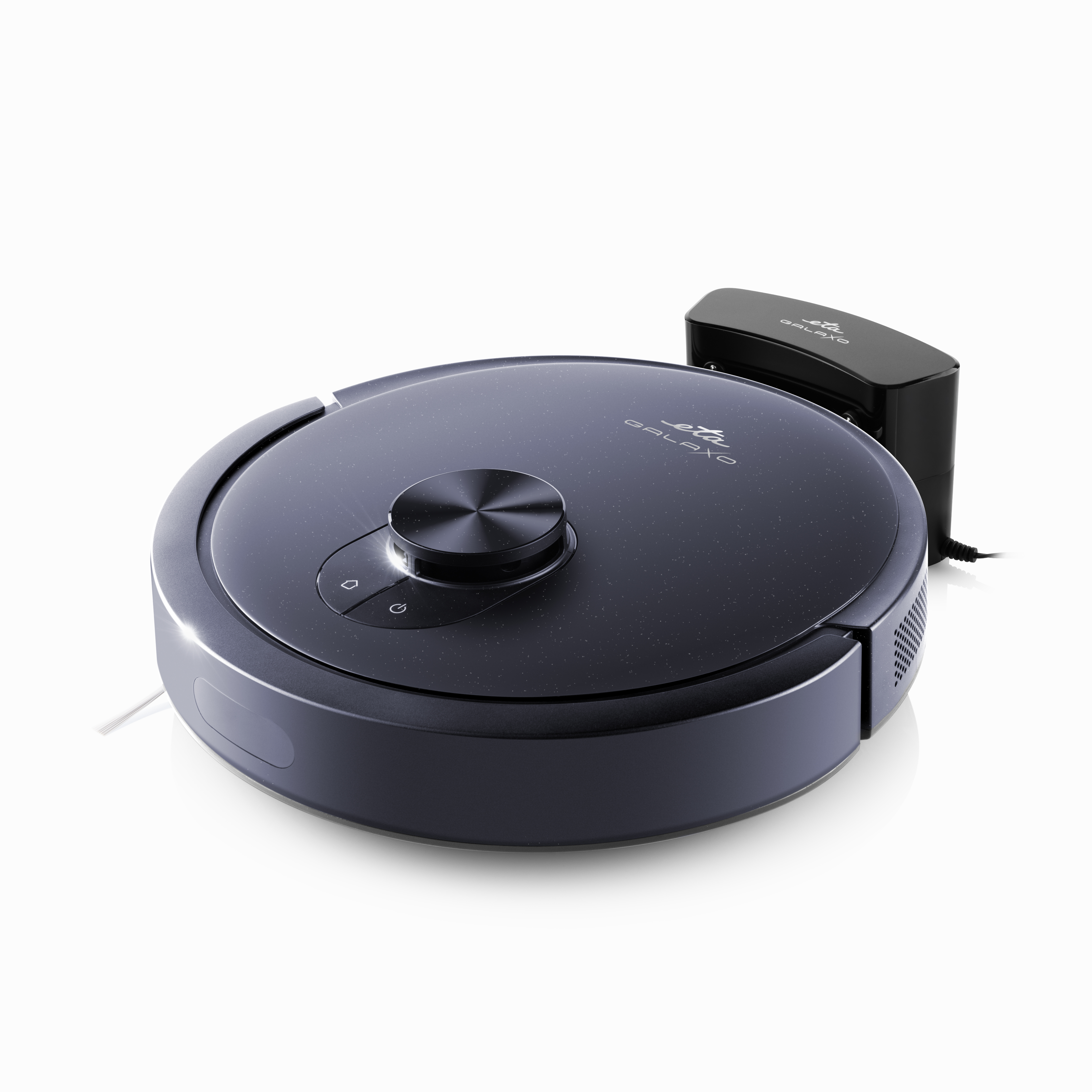 Ein dunkelblauer Roboter-Staubsauger und eine schwarze Ladestation auf weißer Oberfläche. Der Staubsauger hat Knöpfe.