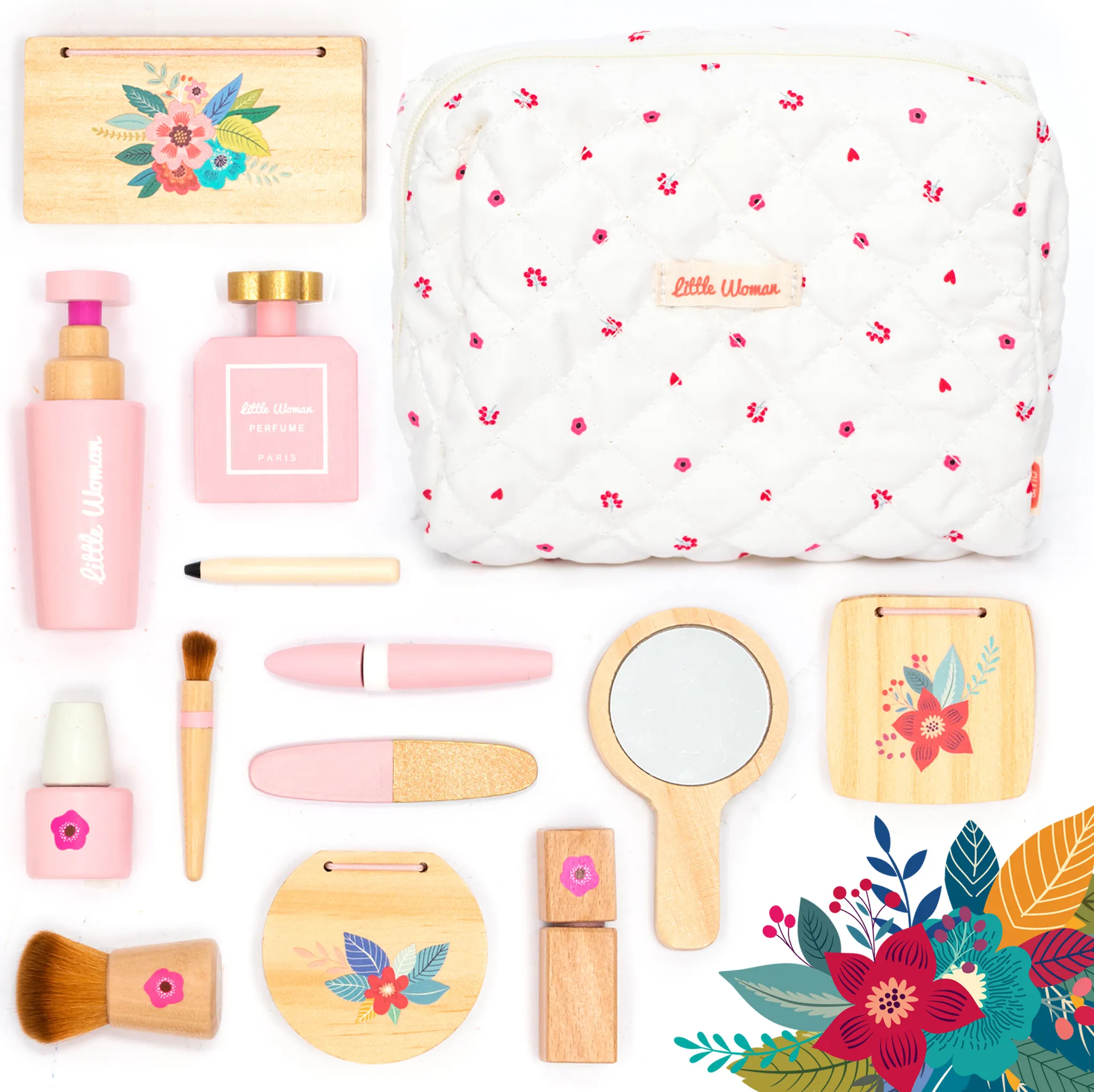 Hölzernes Spielzeug-Make-up-Set mit rosa und hölzernen Kosmetikartikeln, einer weißen Tasche und Blumendekorationen.