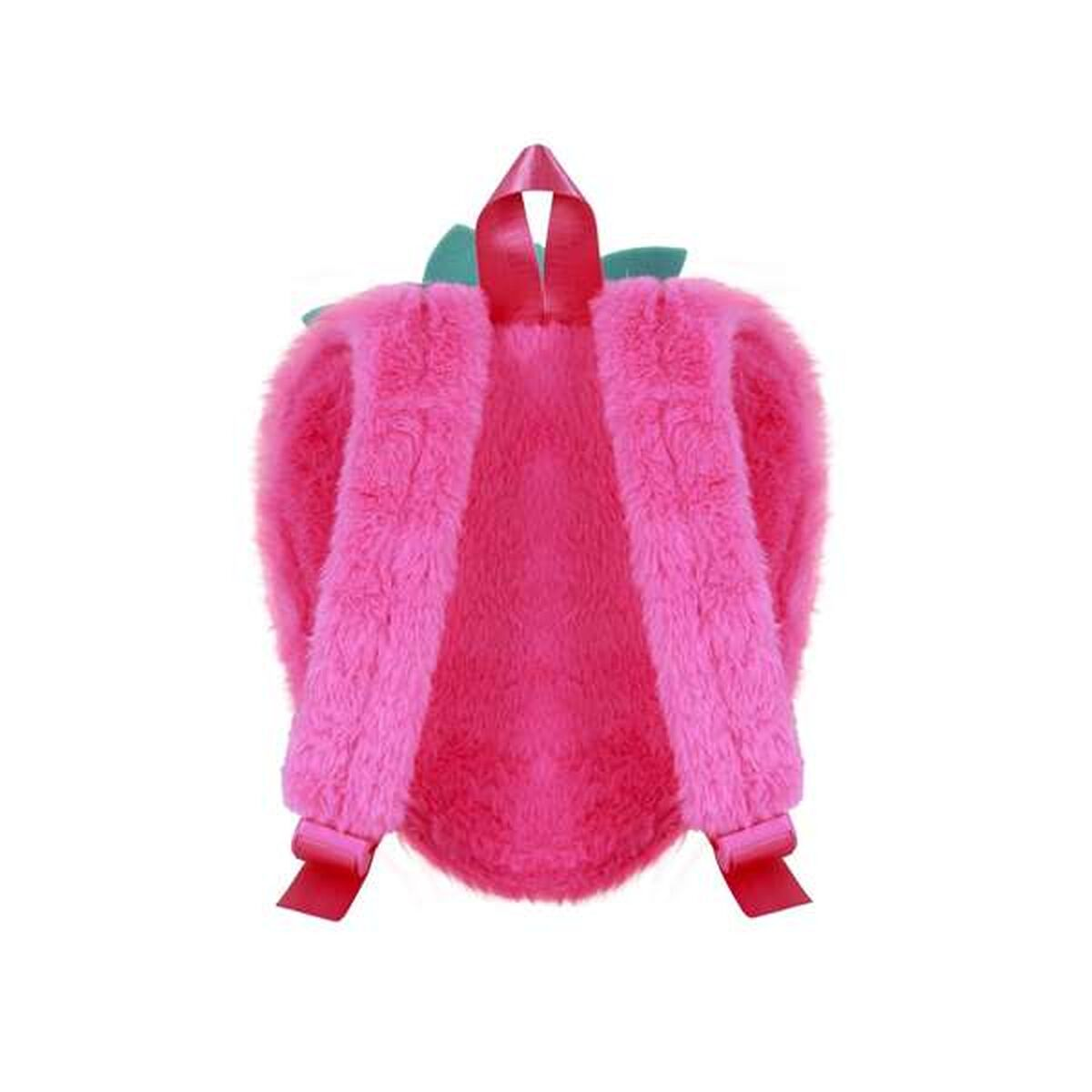 Ein pinkfarbener, flauschiger Rucksack in Erdbeerform. Er hat grüne Blätter, pinkfarbene Träger und einen roten Griff oben.