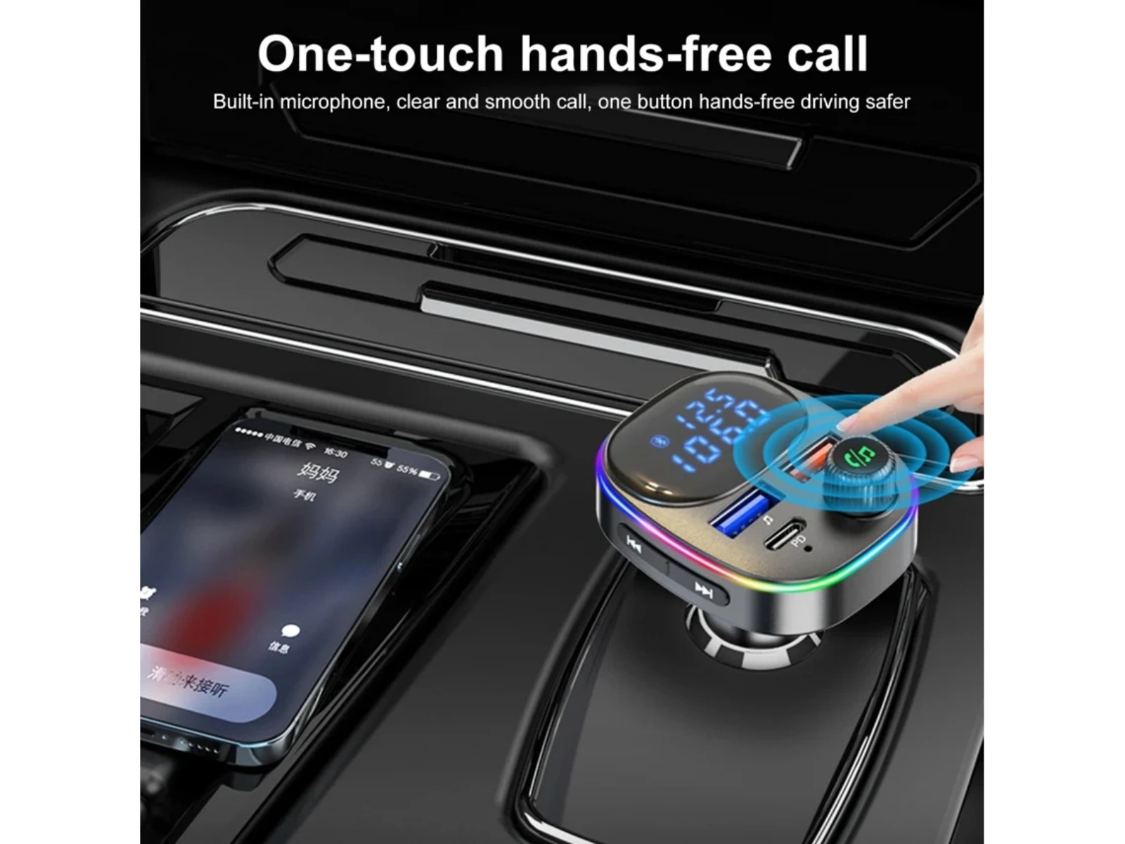 Freisprecheinrichtung für das Auto mit Telefon. Es hat einen Bildschirm mit blauen Ziffern. Eine Hand berührt eine Taste. Ein Telefon ist links.