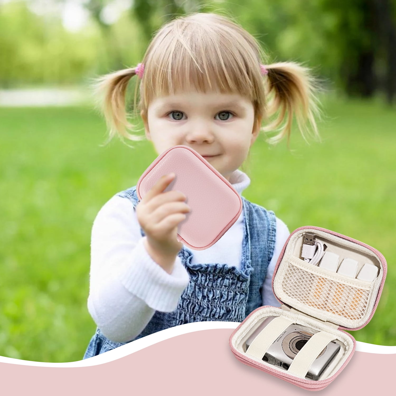 Ein junges Mädchen hält einen rosa Koffer. Ein anderer offener Koffer zeigt eine Kamera und Zubehör. Grünes Gras im Hintergrund.