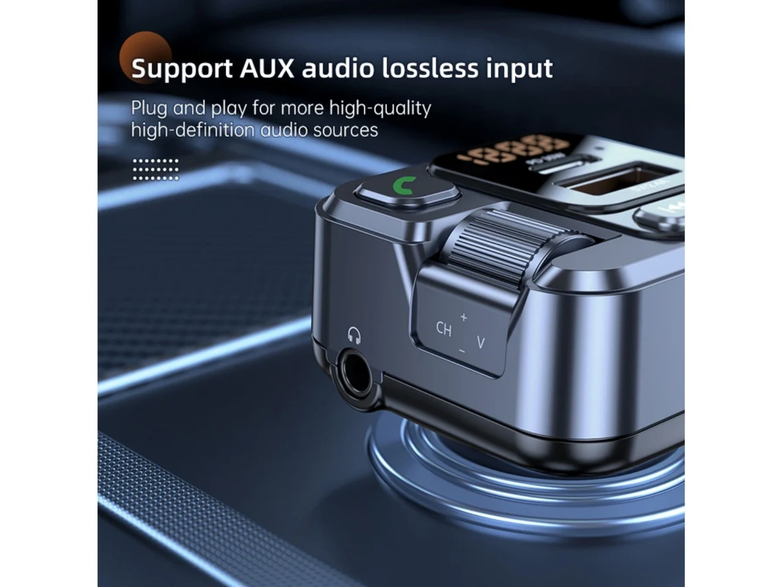 Schwarzes Auto-Audiogerät mit Knöpfen und einem Bildschirm auf blauer Oberfläche, zeigt Details. Text: Unterstützt AUX-Audio ohne Verluste.