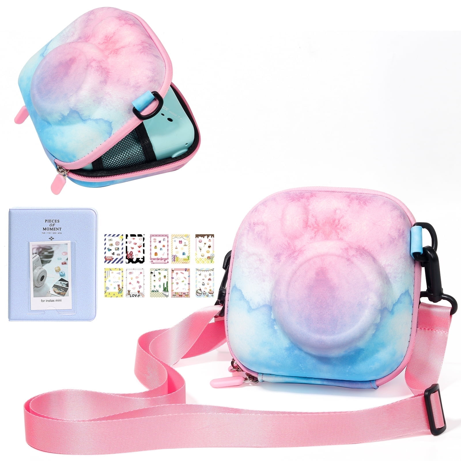 Eine bunte Kameratasche mit rosa Riemen, einem Fotoalbum und mehreren dekorativen Aufklebern.