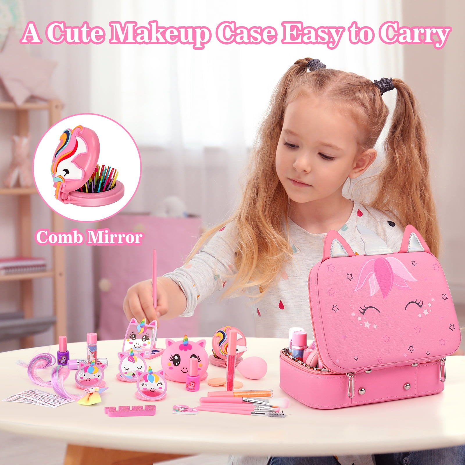 Ein Mädchen mit Zöpfen spielt mit einem rosa Einhorn-Make-up-Set auf einem Tisch. Make-up-Artikel liegen verstreut herum.