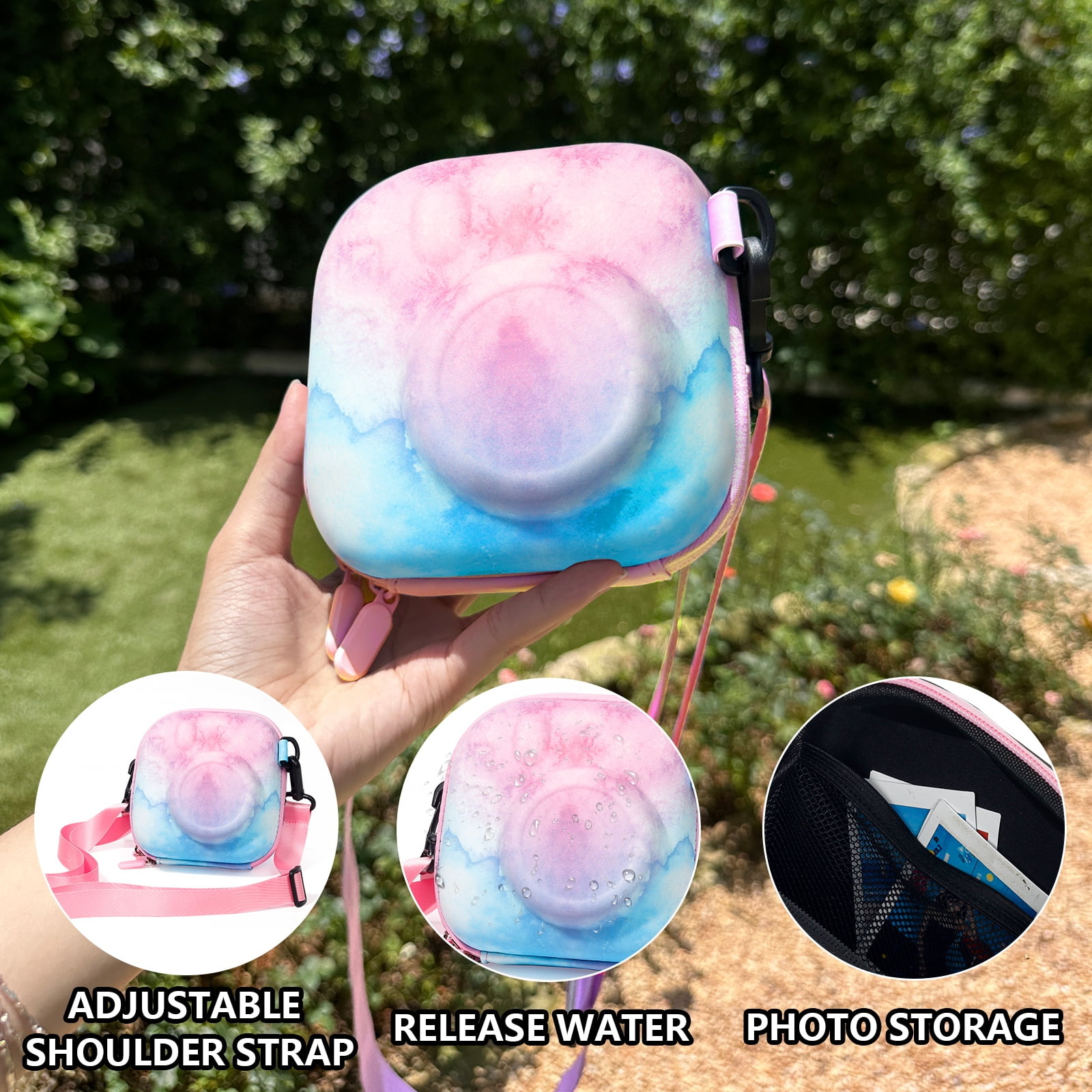 Eine Hand hält eine rosa-blaue Kameratasche. Zu den Merkmalen gehören ein verstellbarer Gurt, Wasserfestigkeit und Fotostauraum.