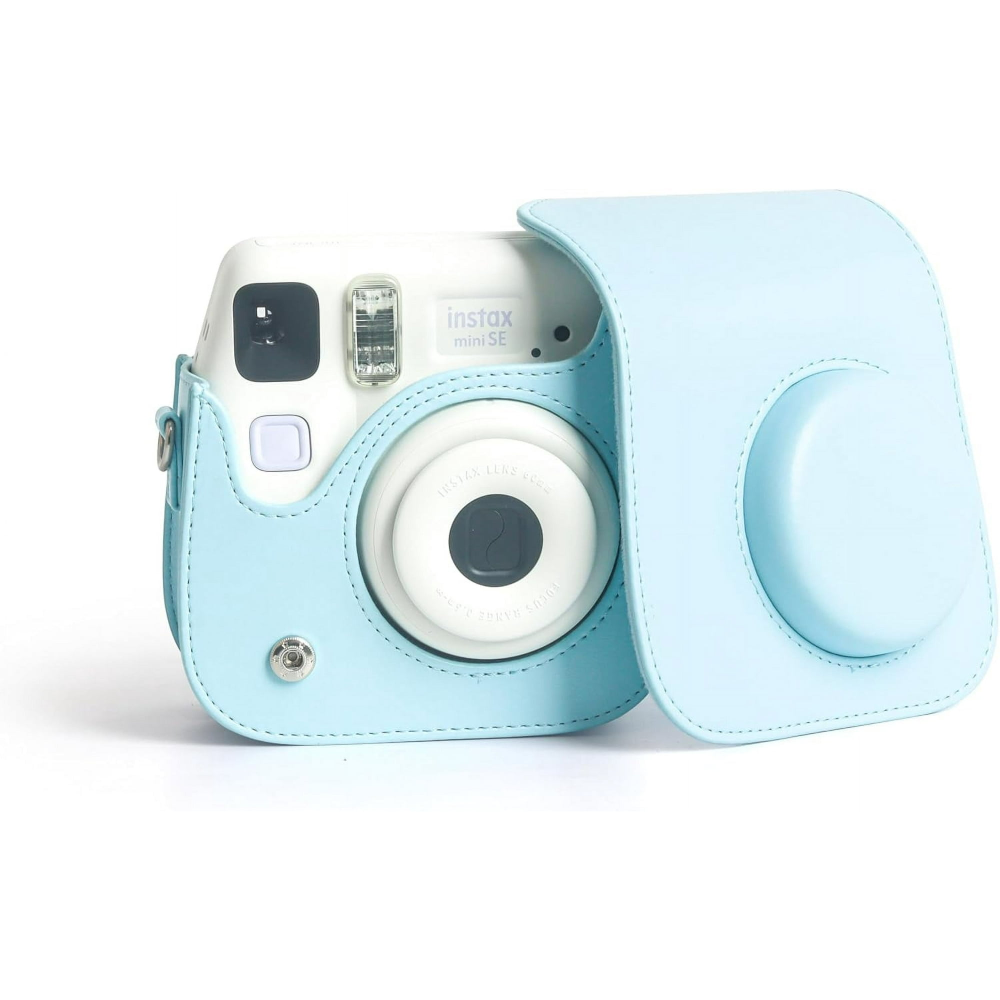 Eine weiße Instax Mini SE Kamera in einer hellblauen Lederhülle. Die Hülle ist offen und gibt die Kamera frei.
