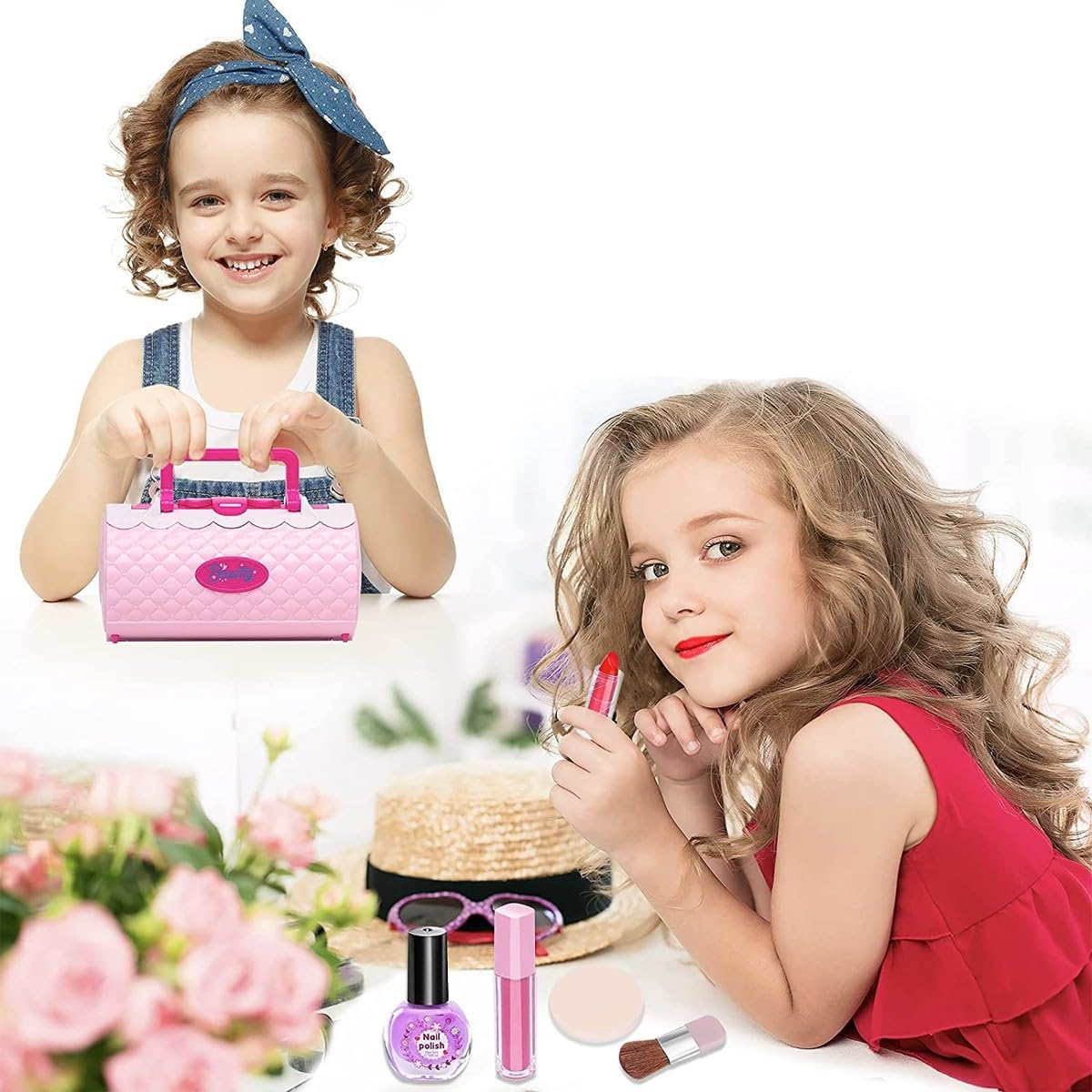 Zwei Mädchen mit Make-up und einer Spielzeugbörse. Eines hält Lippenstift, das andere die Börse. Make-up-Artikel auf dem Tisch.