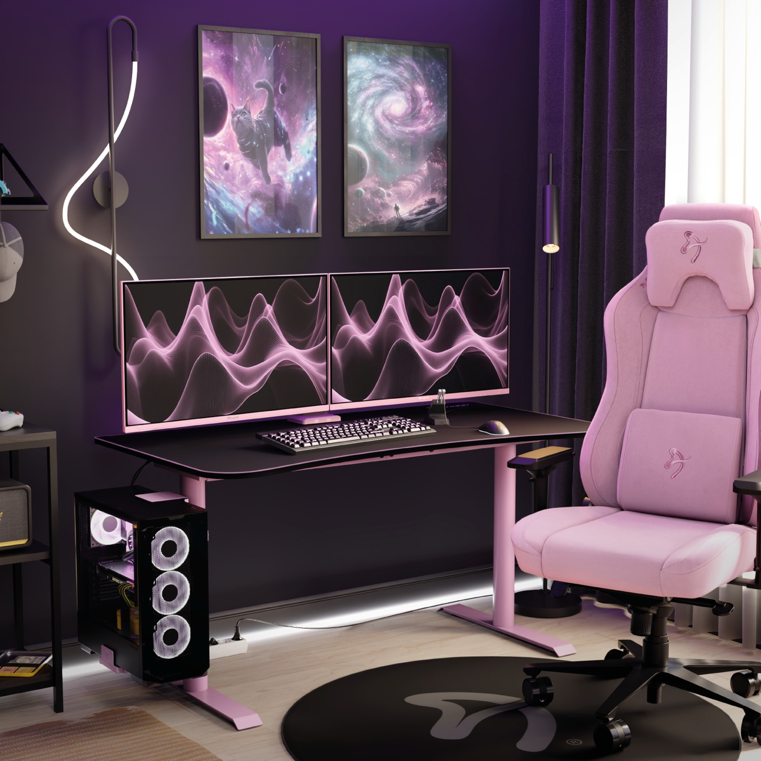 Pokój do gier z różowym krzesłem i biurkiem. Dwa monitory wyświetlają różowe fale. Widoczne są również grafiki i wieża komputera.