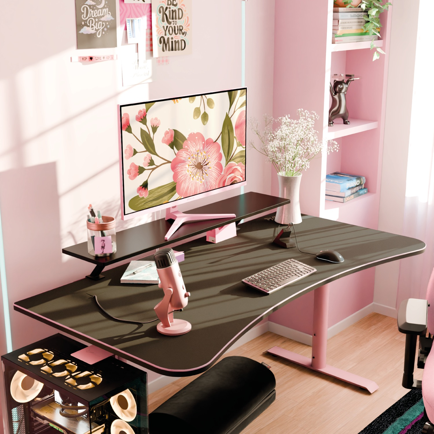 Różowy zestaw biurkowy z monitorem komputera, mikrofonem, klawiaturą i innymi akcesoriami w różowym pokoju.
