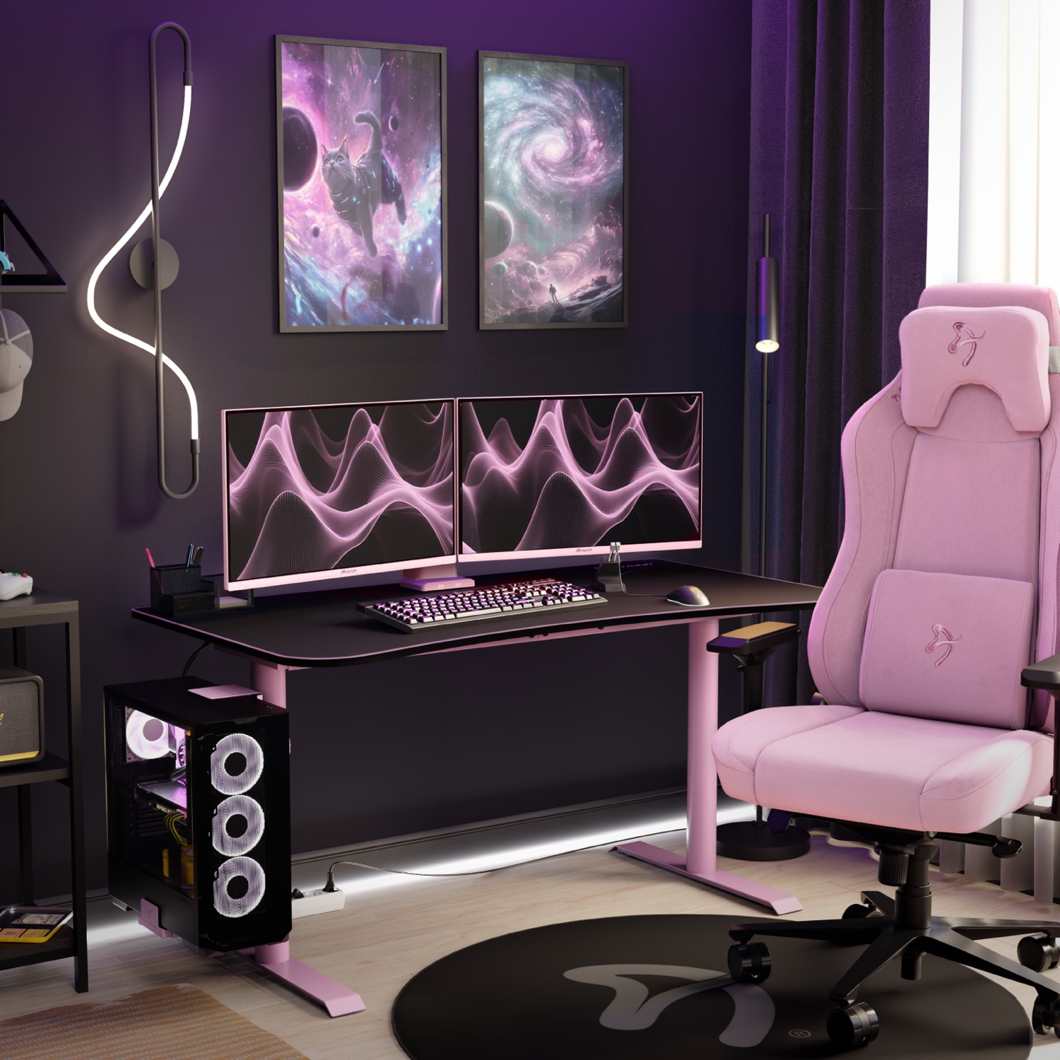 Pokój do gier z różowym krzesłem, czarnym biurkiem, dwoma monitorami i komputerem. Grafika na ścianie i dywan w kształcie kota.