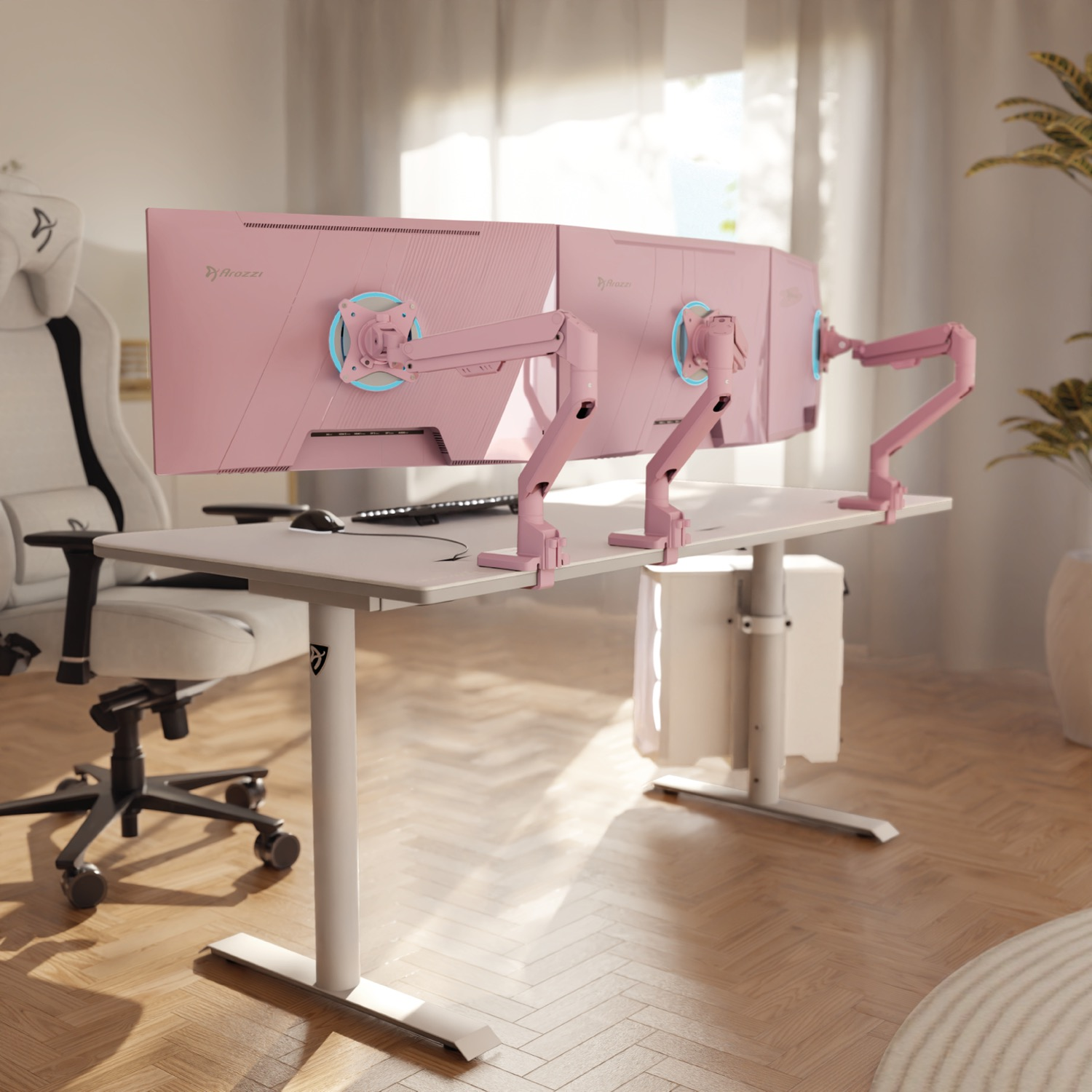 Konfiguracja do gier z dwoma różowymi monitorami, białym biurkiem, krzesłem i obudową komputera w jasnym pokoju.