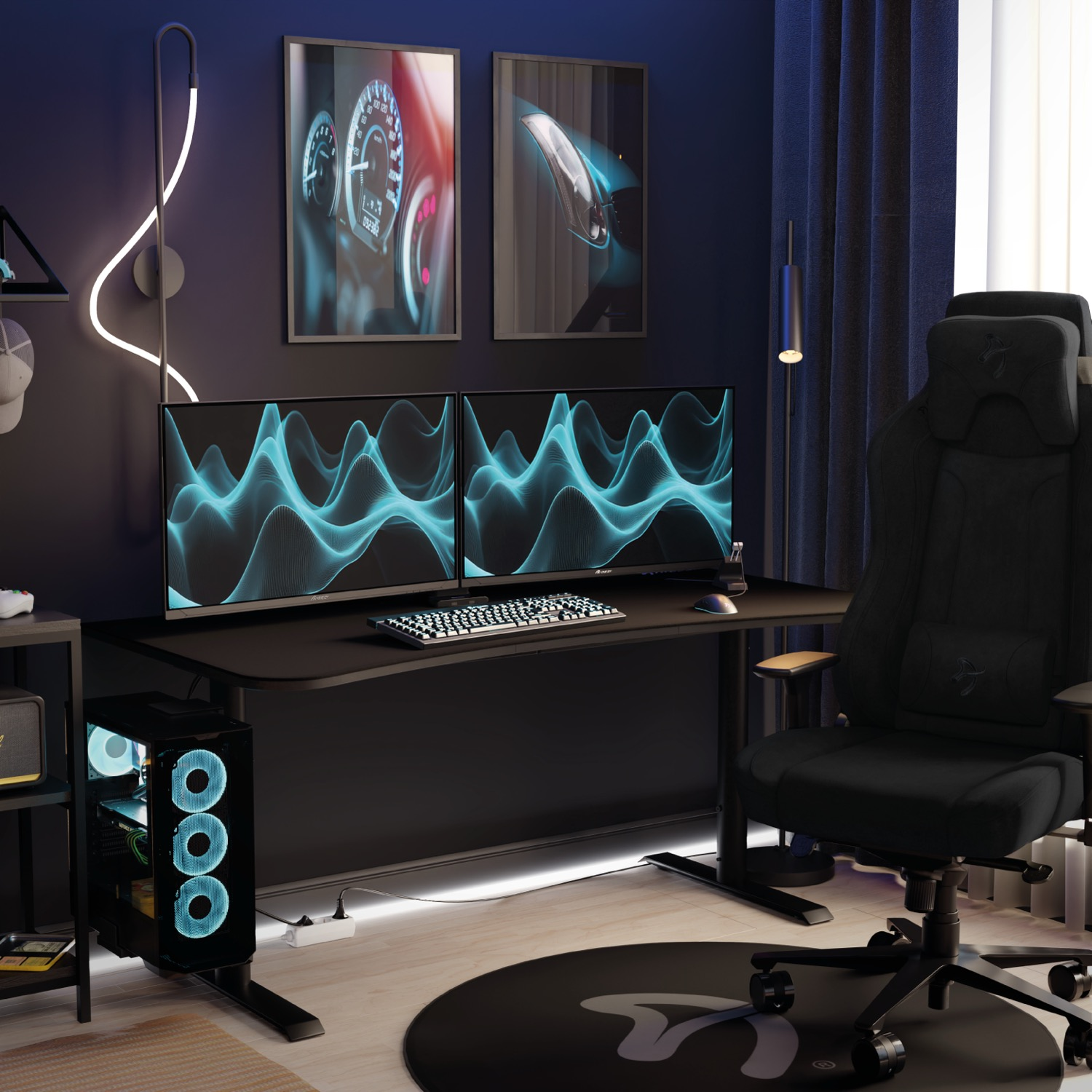 Pokój do gier z biurkiem, dwoma monitorami, komputerem, krzesłem i grafiką. Schemat kolorów niebieski i czarny. Zawiera neon i matę do gier.