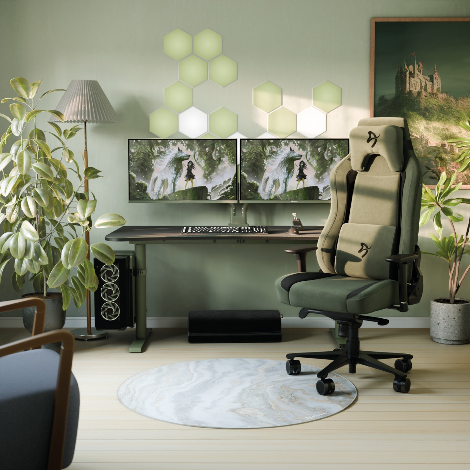 Nowoczesna przestrzeń do pracy z zielonym fotelem do gier, dwoma monitorami i biurkiem. Okrągły dywan, rośliny i sztuka dopełniają scenę.