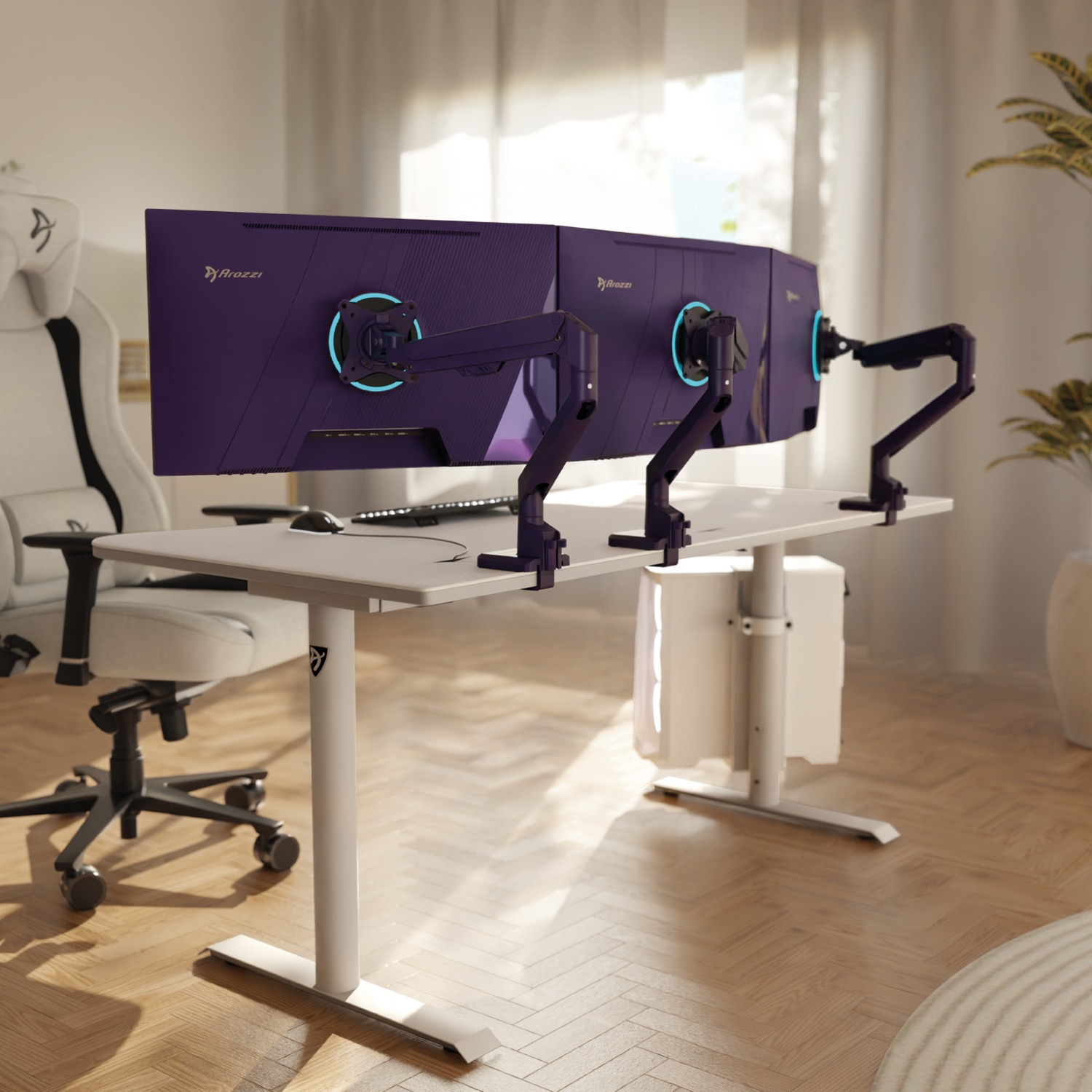 Nowoczesna konfiguracja do gier z trzema fioletowymi monitorami na białym biurku, białym krześle i rośliną.